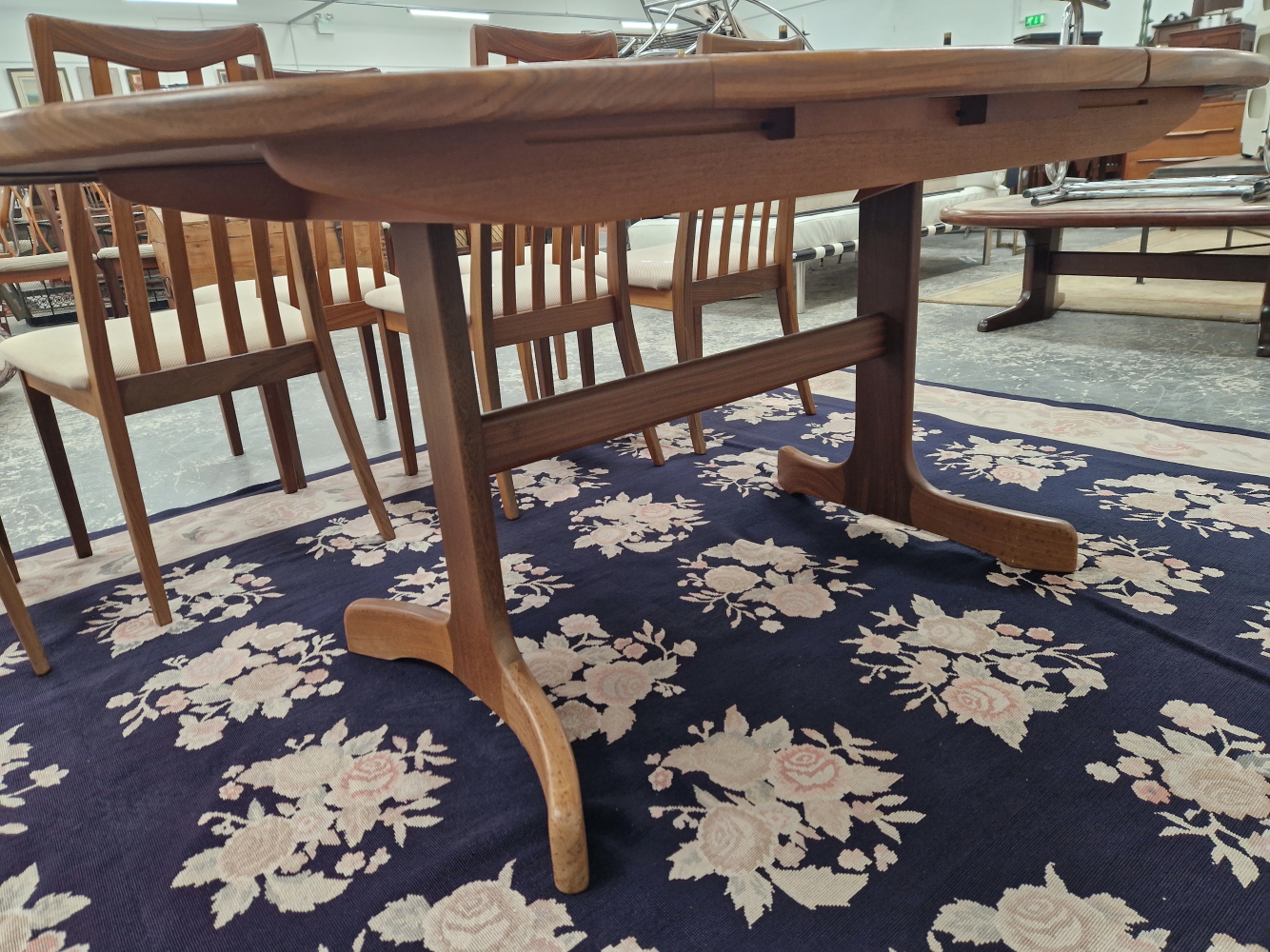A G- PLAN TEAK EXTENDING DINING TABLE WITH MATCHING HIGH BACK CHAIRS. - Image 5 of 12