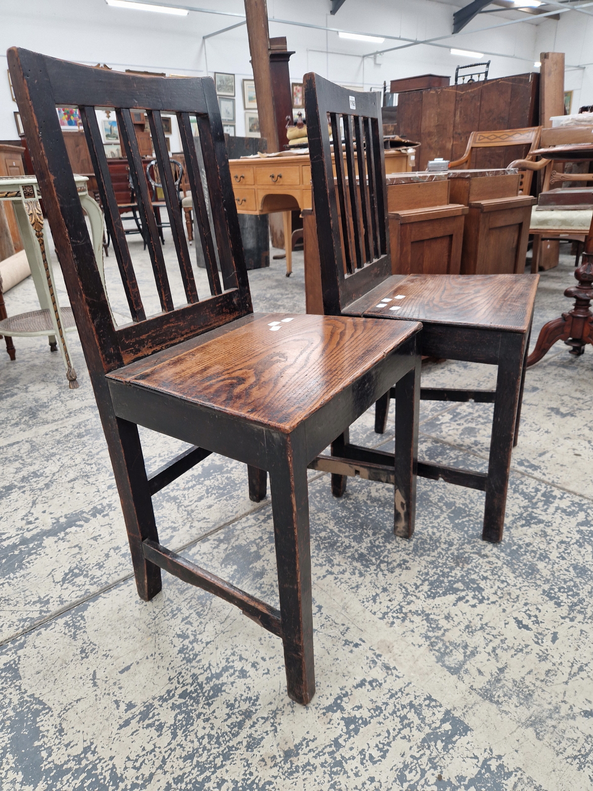 A PAIR OF GEORGIAN COUNTRY ASH SIDE CHAIRS. - Image 3 of 3