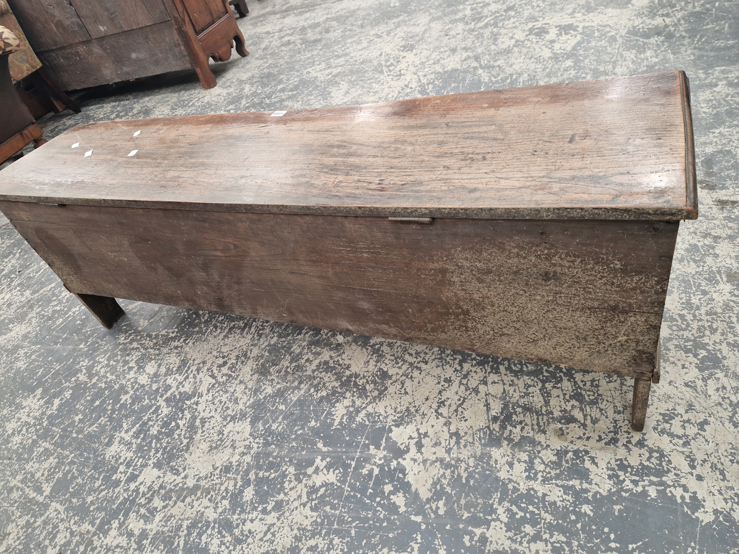 A 17TH CENTURY ELM PLANK COFFER WITH SHALLOW CARVED DECORATION TO FRONT PANEL. - Image 7 of 7