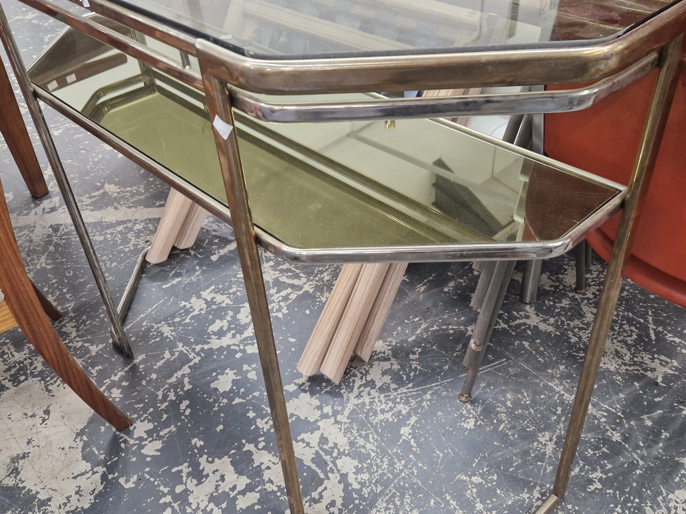 A RETRO GLASS TOP TWO TIER CONSOLE SIDE TABLE. - Bild 2 aus 2