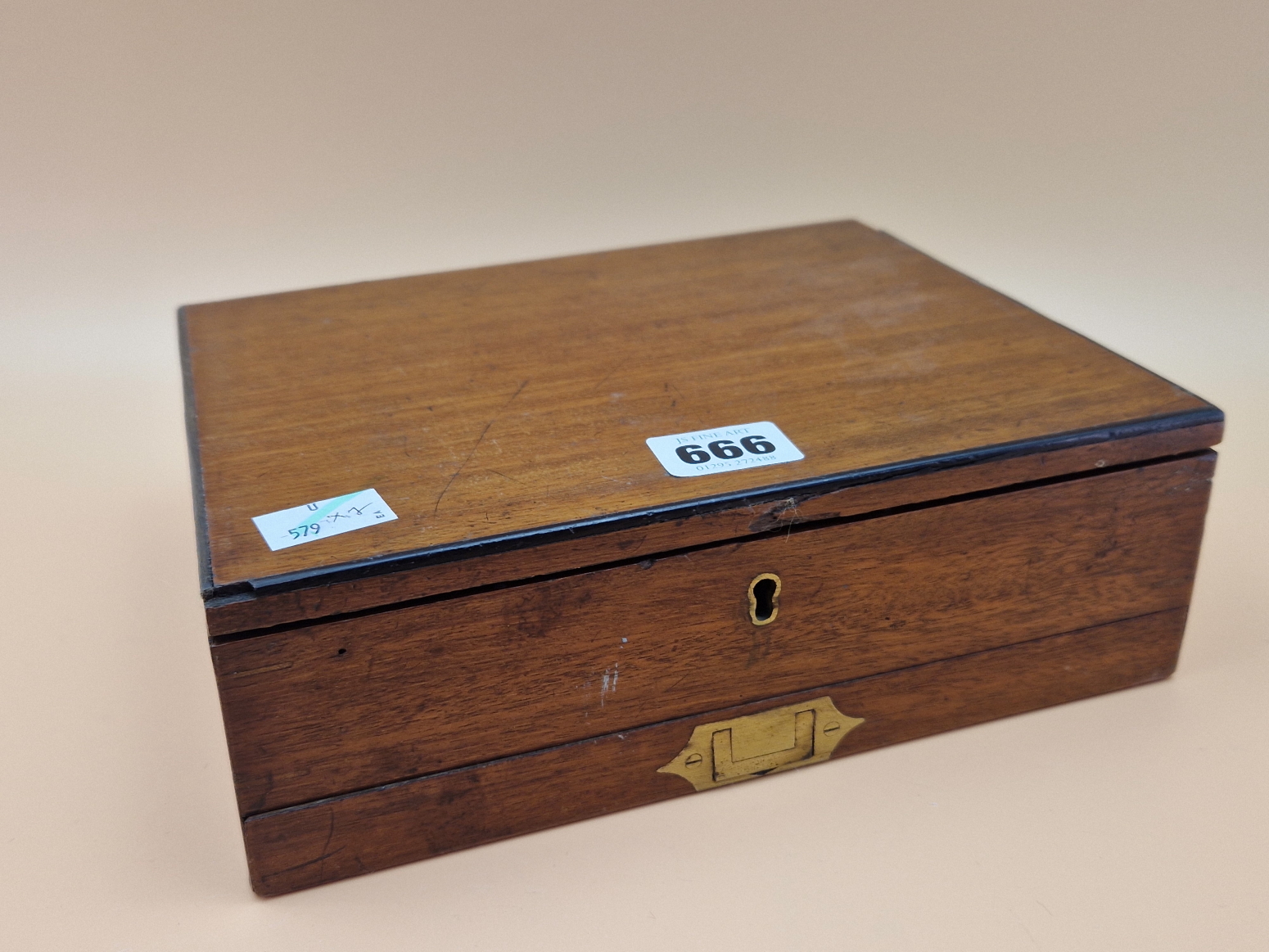 A VICTORIAN WINSOR & NEWTON MAHOGANY PAINT BOX WITH COMPARTMENTS ABOVE A DRAWER CONTAINING CERAMIC - Image 6 of 10