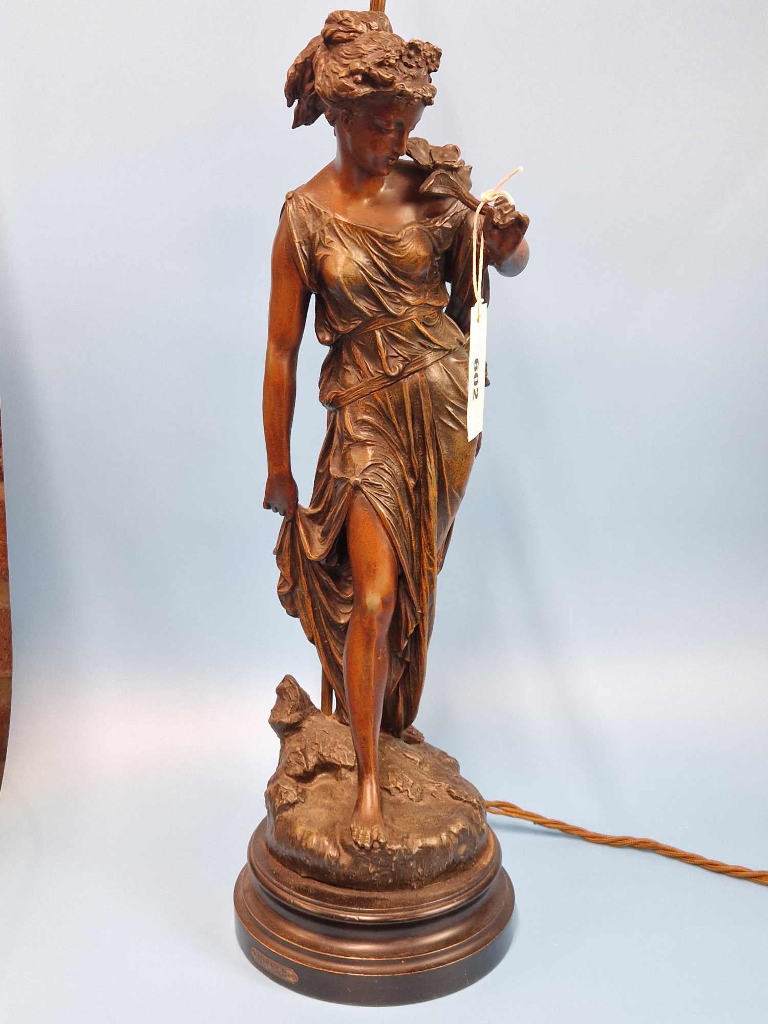 A TABLE LAMP SUPPORTED BY THE SPELTER FIGURE OF A CLASSICAL LADY HOLDING A FLOWERING STEM TO HER - Image 2 of 5