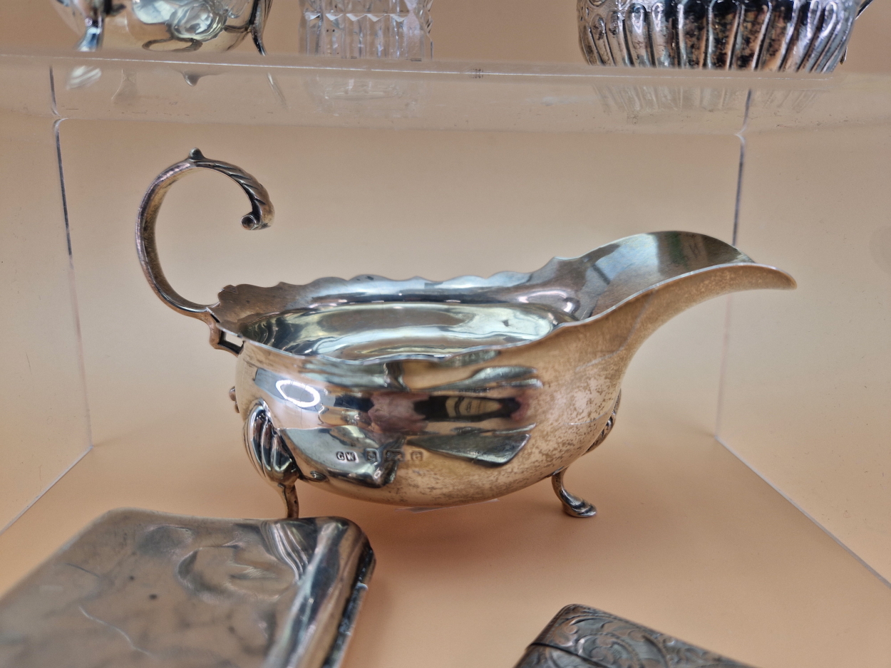 A SILVER TWO HANDLED SUGAR AND MATCHING BALUSTER JUG BY JOSEPH GLOSTER, BIRMINGHAM 1908 AND 1906 - Image 4 of 5