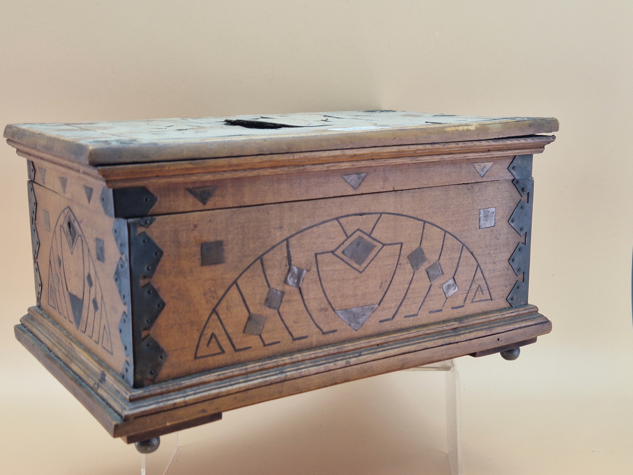 AN ART NOUVEAU MAHOGANY BOX, THE SIDES INLAID WITH COPPER GEOMETRIC ARCHES, THE LID MARQUETRIED WITH - Image 6 of 8