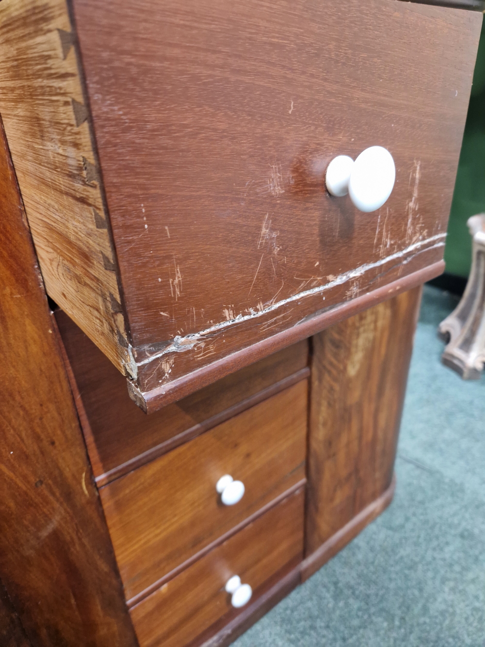 A MAHOGANY SHOP COUNTER FITTED WITH MULTIPLE DRAWERS AND CUPBOARDS EACH WITH WHITE CERAMIC KNOB - Image 13 of 23