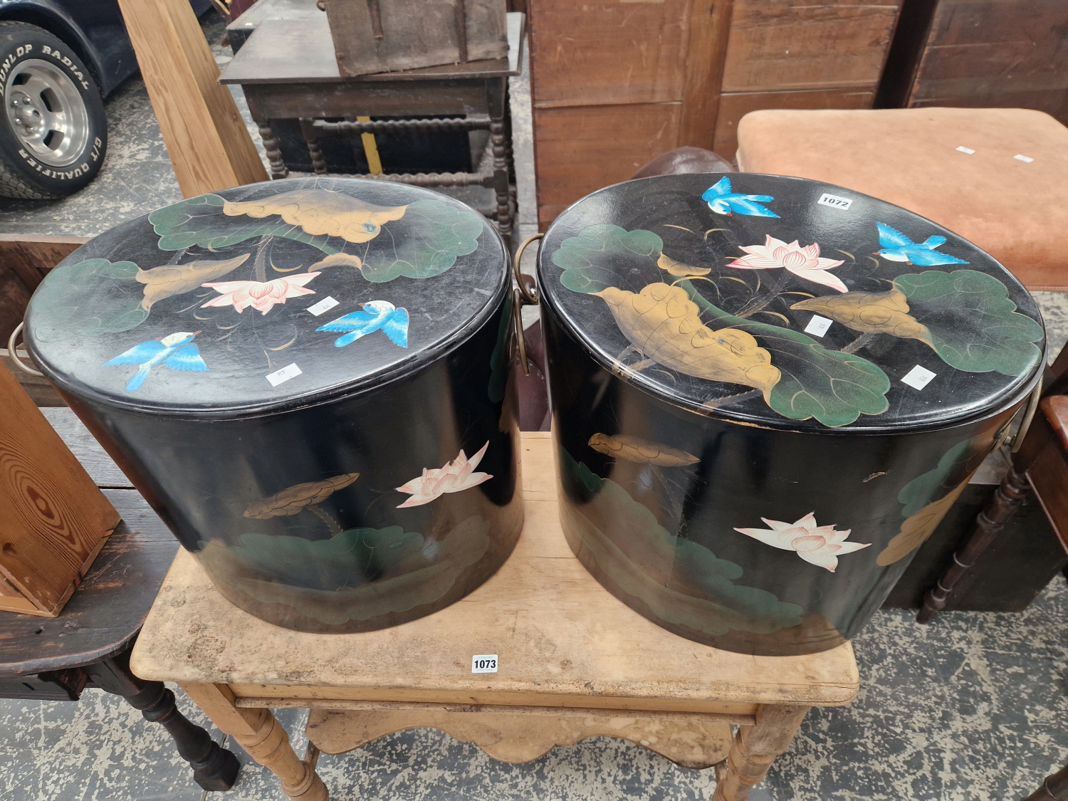 A PAIR OF CHINESE BLACK LACQUER OVAL BOXES AND COVERS PAINTED WITH BLUE BIRDS AND LOTUS - Image 2 of 4