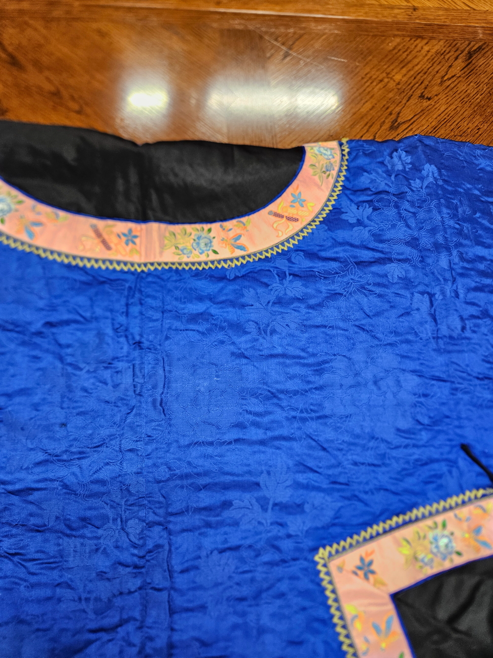 A CHINESE QUILTED DEEP BLUE AND BLACK SILK JACKET EDGED WITH A PINK GROUND FLORAL BAND - Image 18 of 27