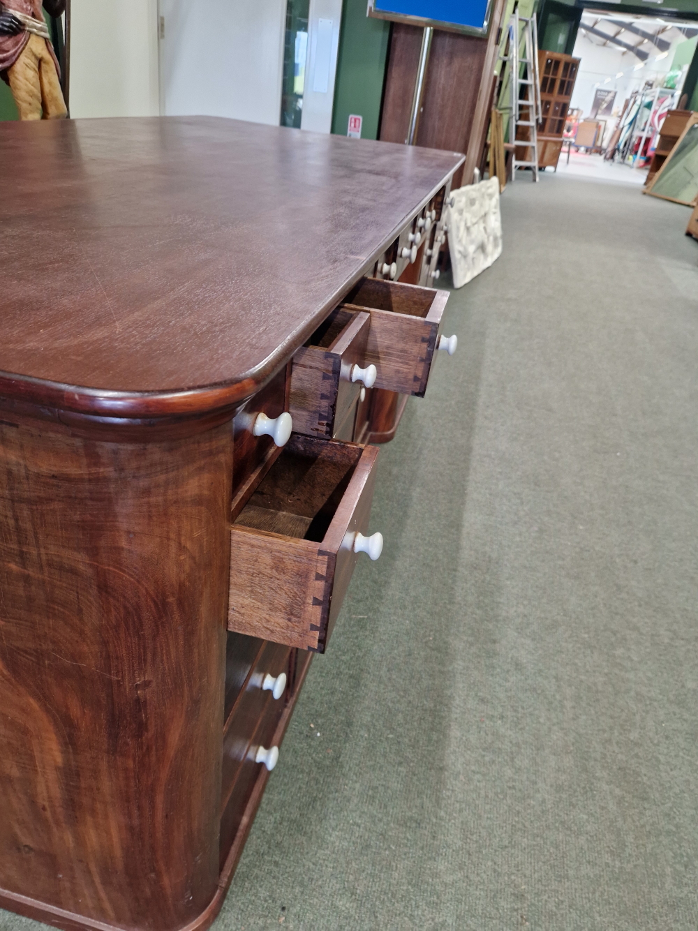 A MAHOGANY SHOP COUNTER FITTED WITH MULTIPLE DRAWERS AND CUPBOARDS EACH WITH WHITE CERAMIC KNOB - Image 7 of 23