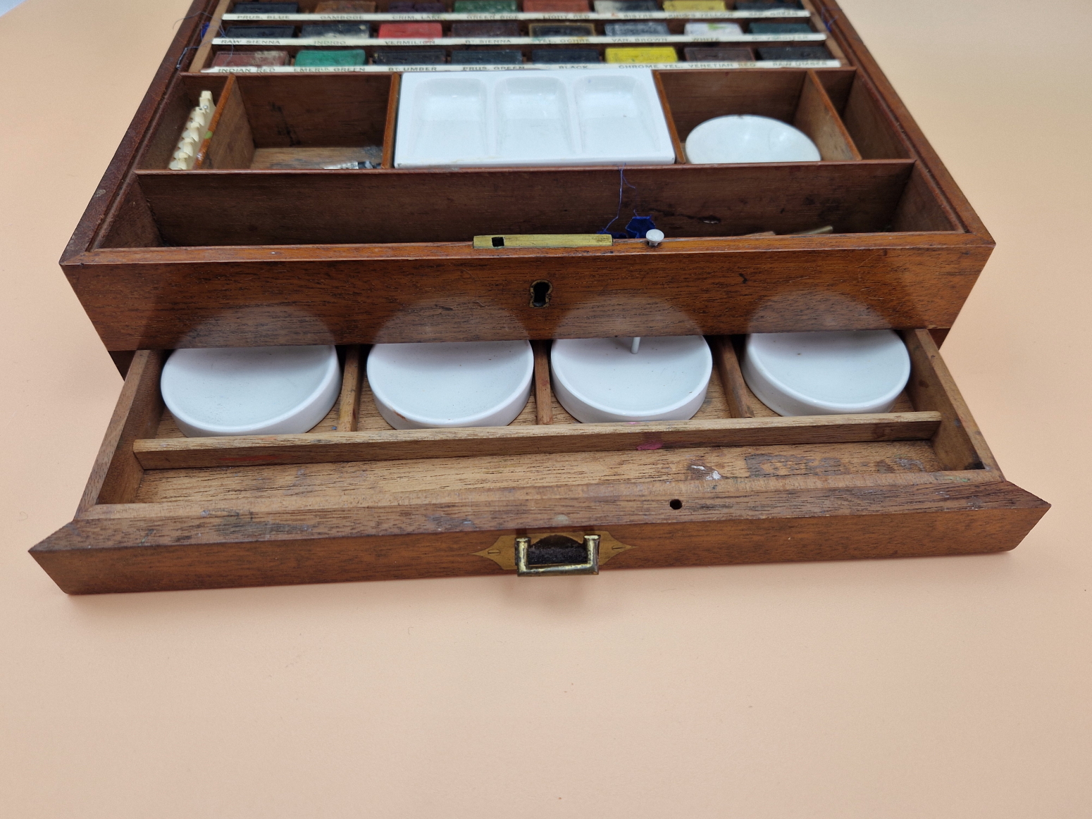 A LATE VICTORIAN REEVES MAHOGANY PAINT BOX CONTAINING UNUSED BLOCKS OF PAINT, CERAMIC PALETTES IN - Image 4 of 7