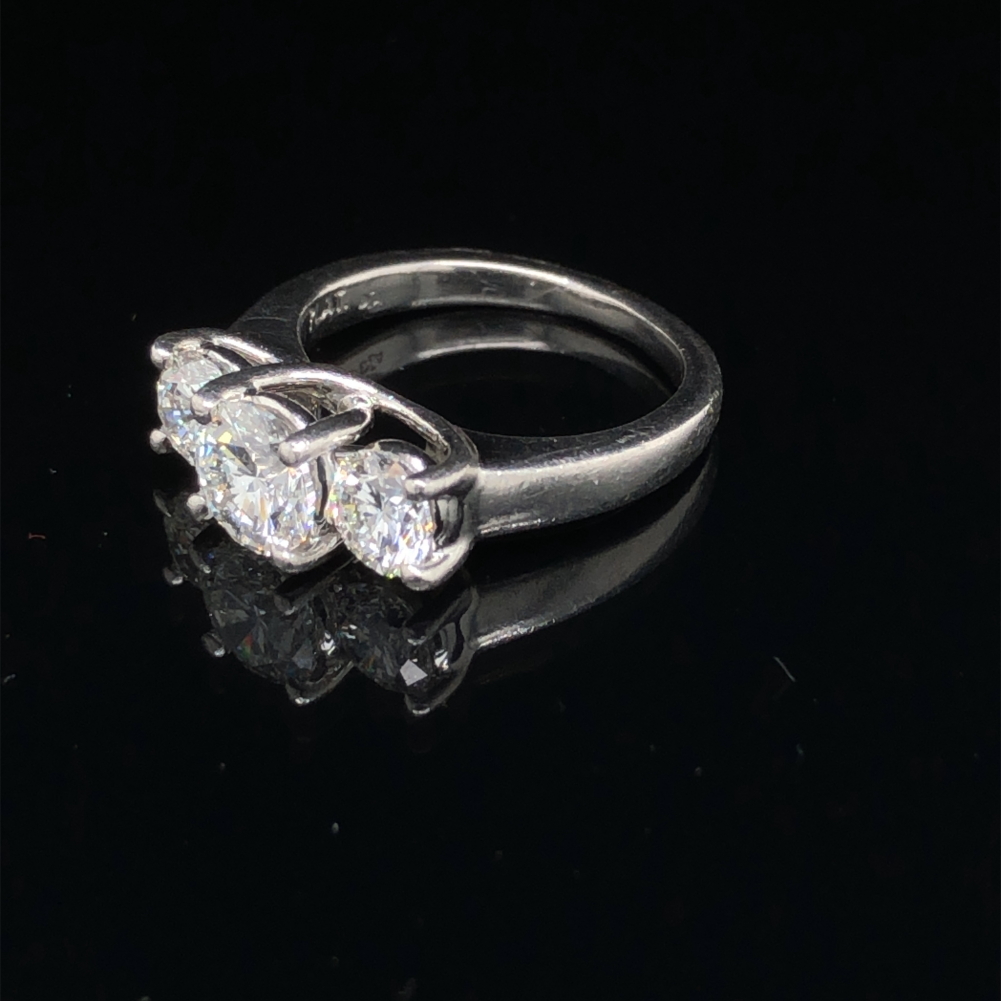 A THREE STONE DIAMOND TRILOGY RING. THE CENTRE DIAMOND APPROXIMATELY 1.02cts, THE TWO OUTER DIAMONDS - Image 9 of 14