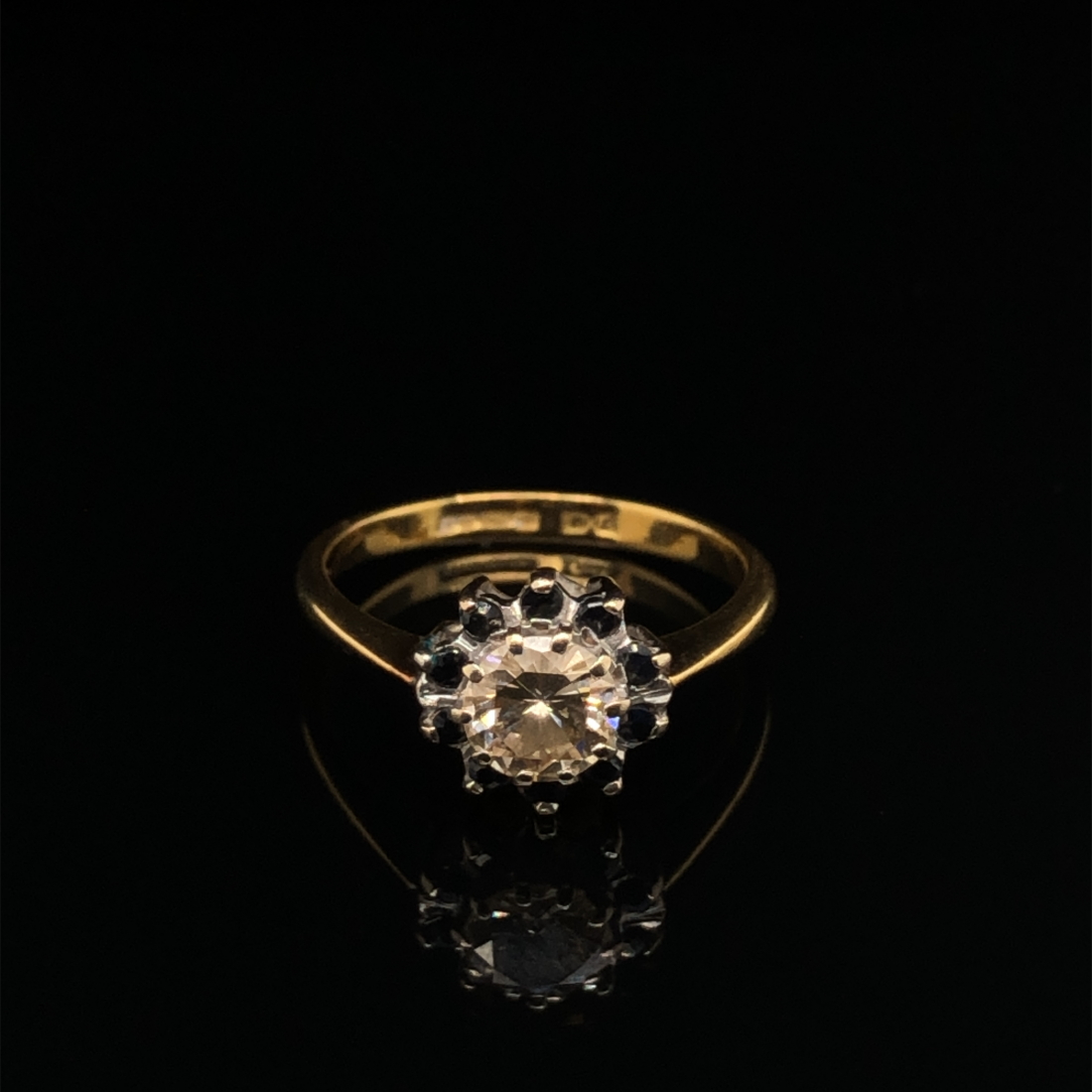 A DIAMOND AND SAPPHIRE ROUND CLUSTER RING. THE CENTRE DIAMOND A ROUND BRILLIANT CUT, ASSESSED - Image 8 of 10