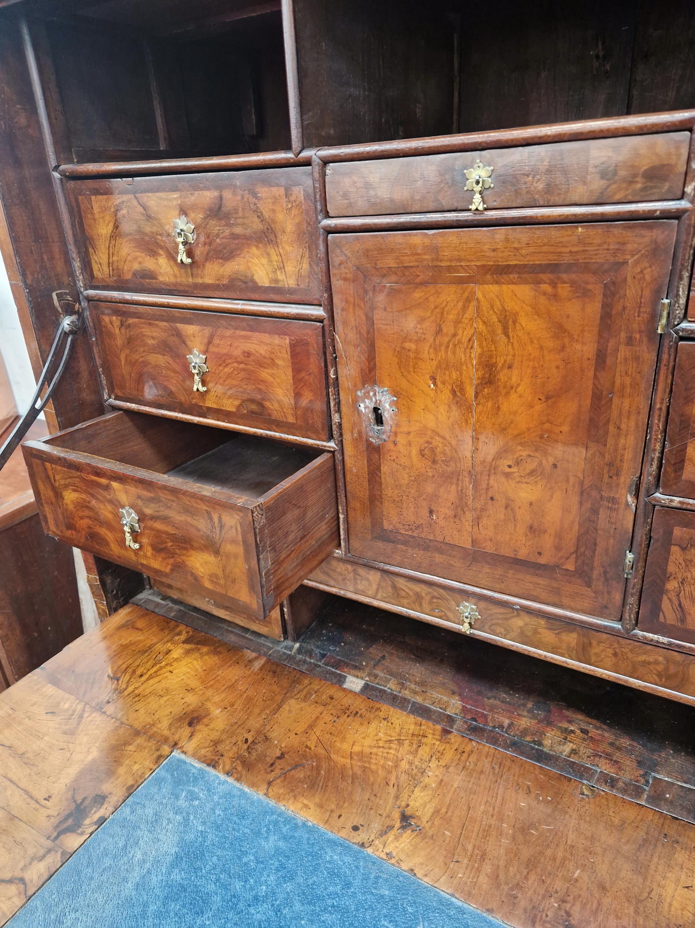 AN EARLY 18th C. WALNUT DROP FRONT BUREAU CHEST, AN OVOLO FRONT DRAWER ABOVE THE FALL, THE BASE WITH - Image 6 of 9