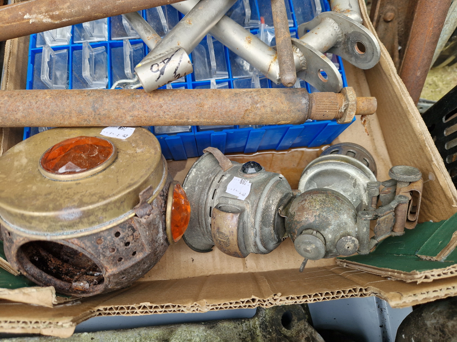 A COLLECTION OF VINTAGE AUSTIN SEVEN AND OTHER CAR PARTS/ SPARES ETC - Image 11 of 11