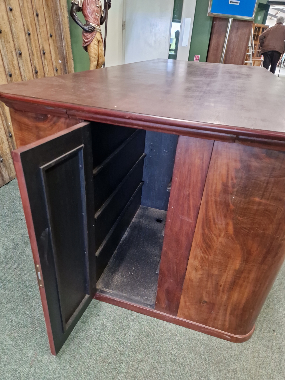 A MAHOGANY SHOP COUNTER FITTED WITH MULTIPLE DRAWERS AND CUPBOARDS EACH WITH WHITE CERAMIC KNOB - Image 9 of 23