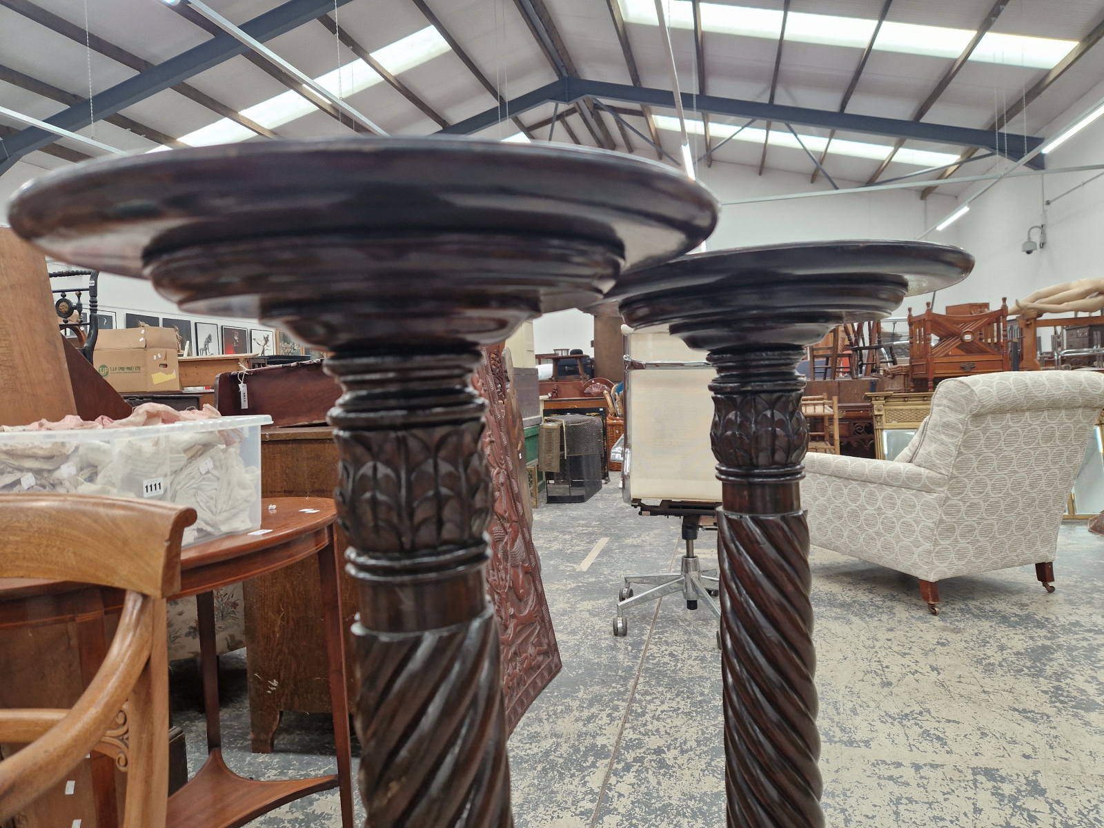 A PAIR OF MAHOGANY TORCHERES, THE DISHED CIRCULAR TOPS ON SPIRAL TWIST COLUMNS AND TRIPODS - Image 4 of 7