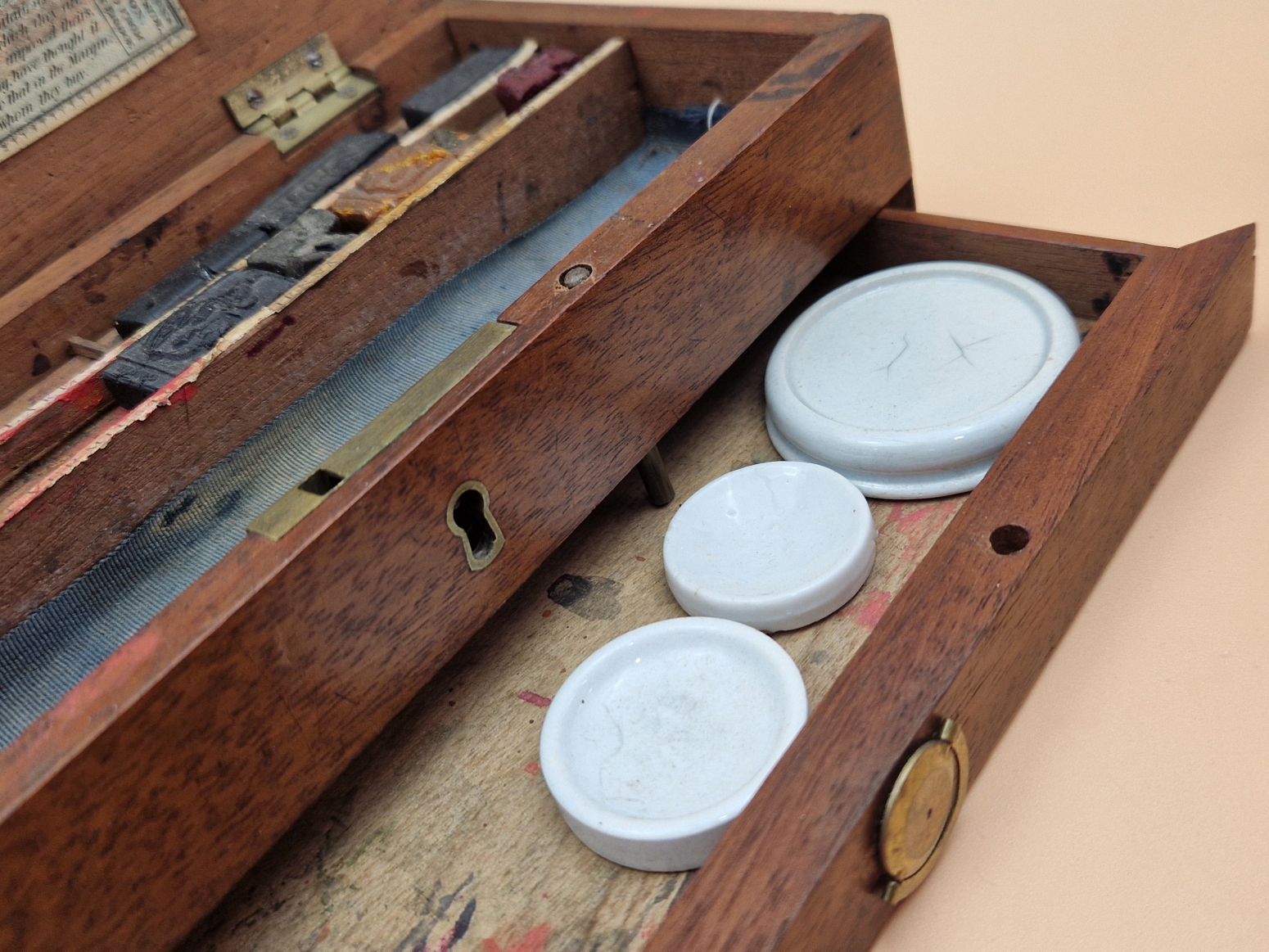 A LATE 19th C. REEVES MAHOGANY PAINT BOX CONTAINING SOME BLOCKS OF UNUSED PAINT AND CERAMIC PALETTES - Image 4 of 9
