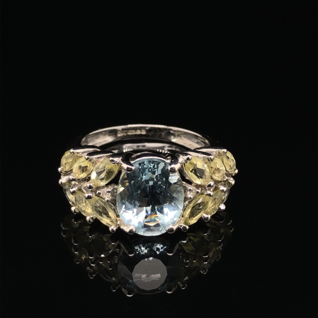 A 9ct HALLMARKED WHITE GOLD AQUAMARINE, PERIDOT AND DIAMOND CONTEMPORARY RING. FINGER SIZE L. WEIGHT - Image 3 of 7