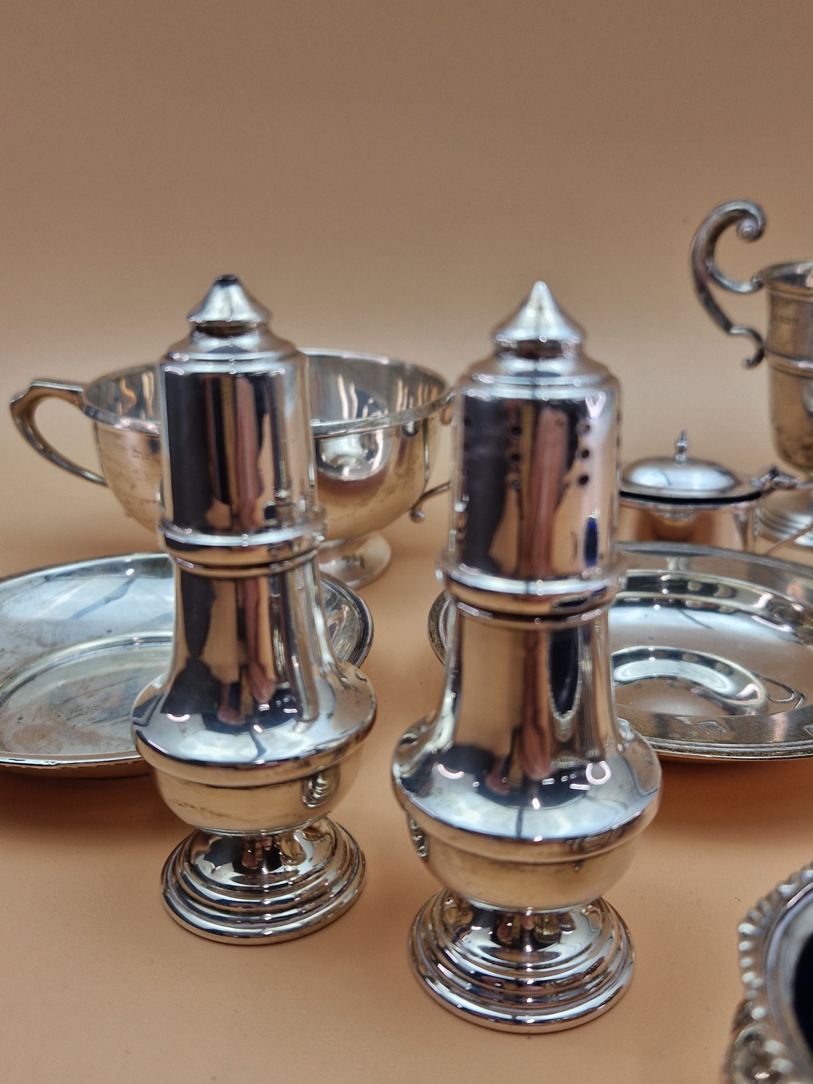 MISCELLANEOUS 20th C. SILVER, TO INCLUDE CRUETS, A TWO HANDLED BOWL, A TROPHY CUP, TEA SPOONS AND - Image 3 of 8