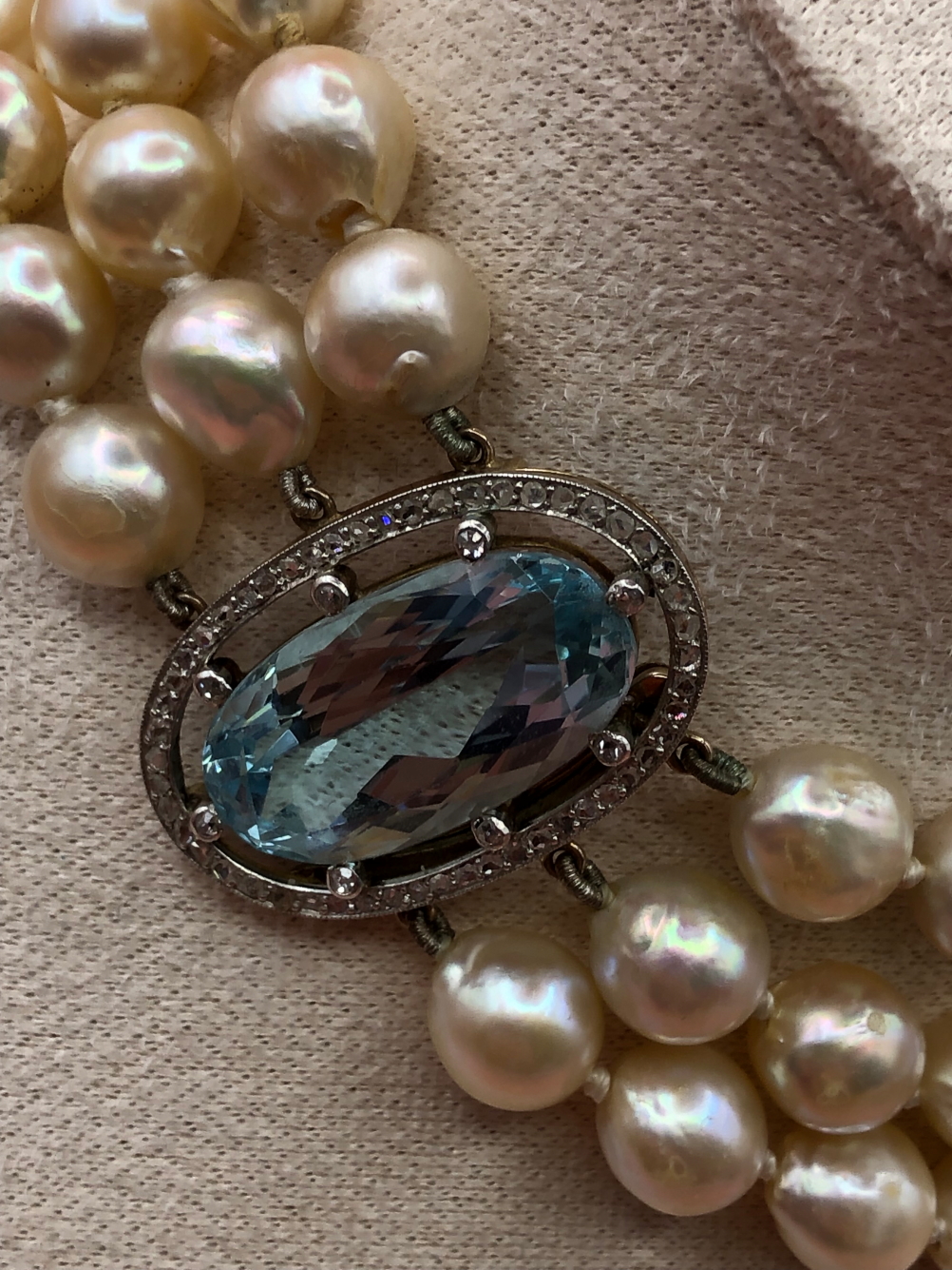 AN ANTIQUE THREE STRAND FRESHWATER PEARL, AQUAMARINE AND DIAMOND NECKLACE. THE THREE FRESHWATER - Image 6 of 8