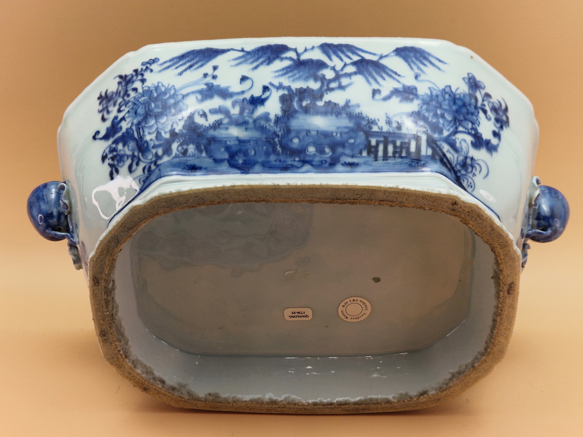 AN 18th C. CHINESE BLUE AND WHITE SOUP TUREEN AND COVER PAINTED ON EACH SIDE OF THE LOTUS SEED POD - Image 7 of 8