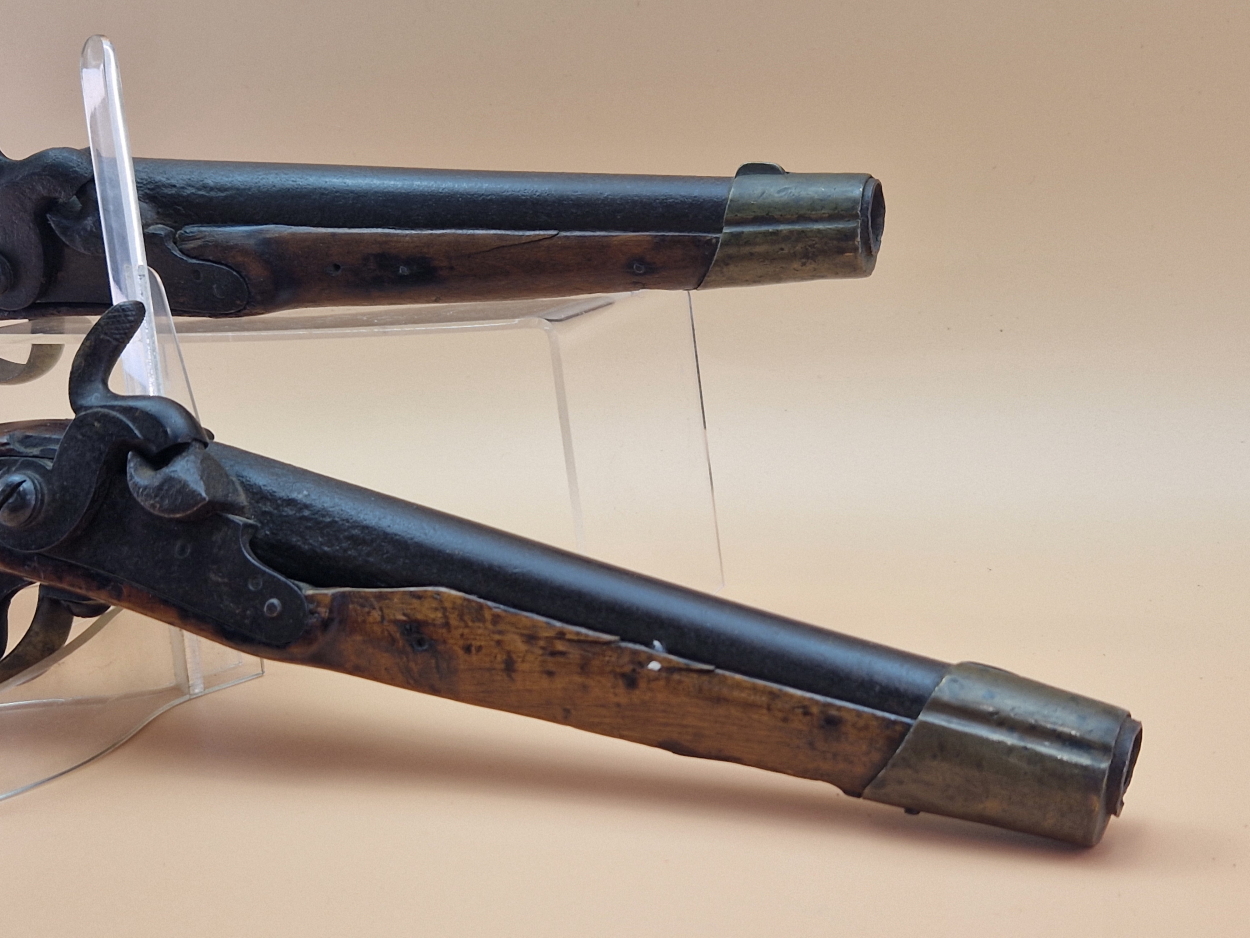 A PAIR OF SWEDISH PERCUSSION CAP PISTOLS WITH BRASS MOUNTED BUTTS, TRIGGER GUARDS AND MUZZLES - Image 4 of 9