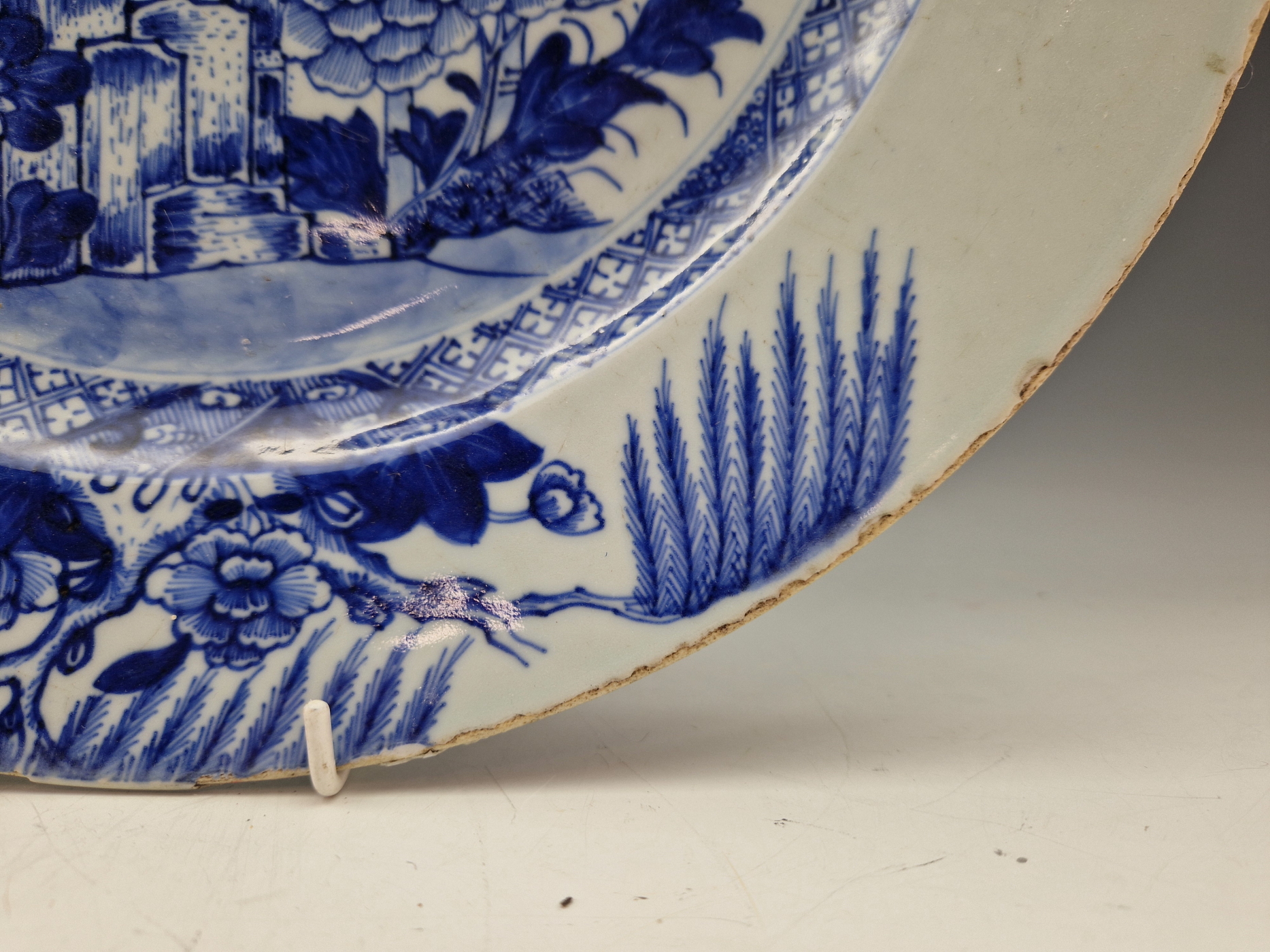 A LATE 18th C. CHINESE BLUE AND WHITE CHARGER PAINTED CENTRALLY WITH PEONY AND BAMBOO GROWING - Image 6 of 20