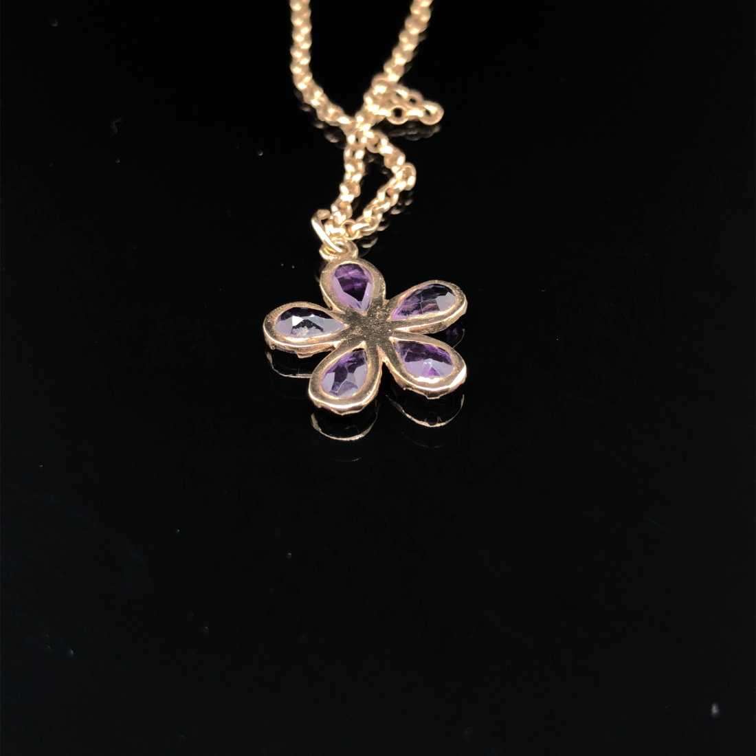 A VINTAGE AMETHYST FLORAL PENDANT SUSPENDED ON A 9ct HALLMARKED GOLD BELCHER CHAIN. THE PENDANT - Image 2 of 5