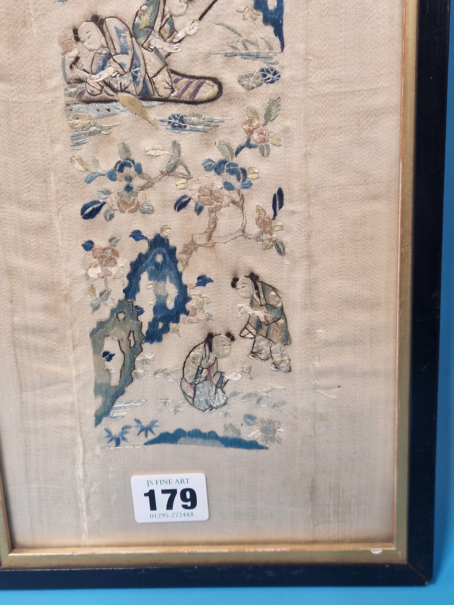A PAIR OF FRAMED CHINESE SILK SLEEVE PANELS SEWN WITH FIGURES GOING ABOUT VILLAGE PURSUITS ON - Image 5 of 8
