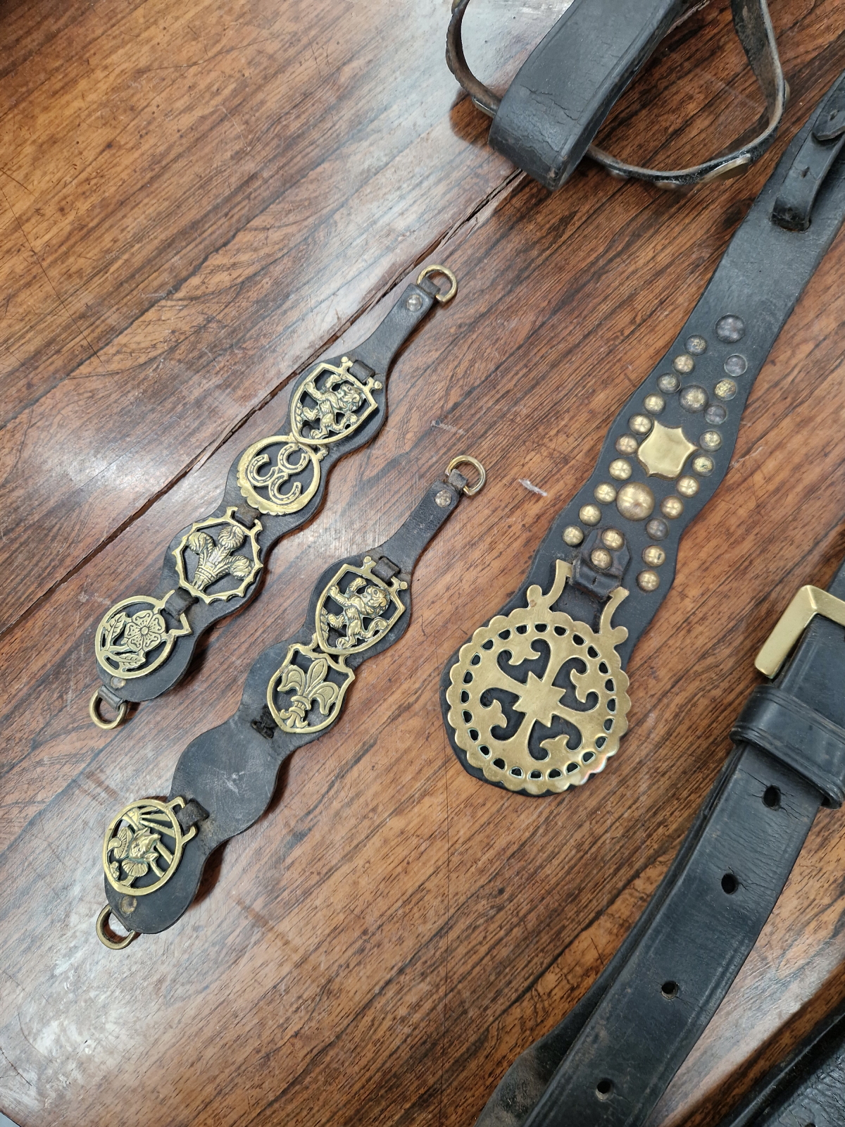 A COLLECTION OF HORSE BRASSES ON LEATHER STRAPS TOGETHER WITH AN AFRICAN TRIBAL STOOL - Image 6 of 6
