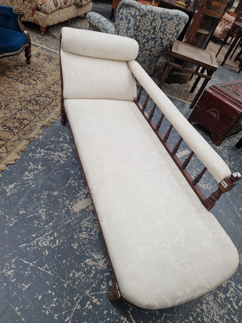 AN EARLY 20th C. MAHOGANY CHAISE LONGUE UPHOLSTERED IN WHITE DAMASK, ONE LONG SIDE WITH A BALUSTRADE - Image 5 of 6