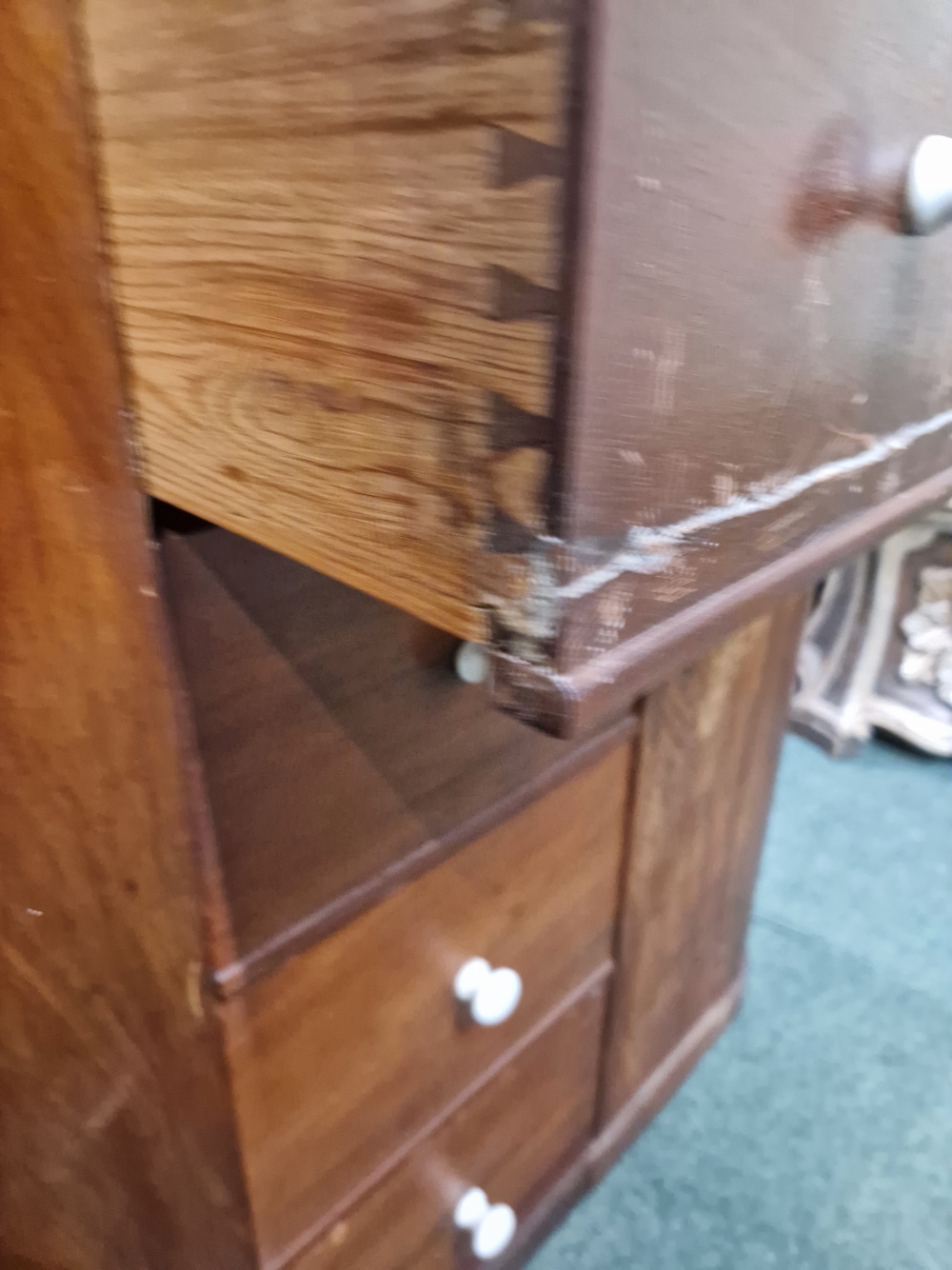 A MAHOGANY SHOP COUNTER FITTED WITH MULTIPLE DRAWERS AND CUPBOARDS EACH WITH WHITE CERAMIC KNOB - Image 14 of 23