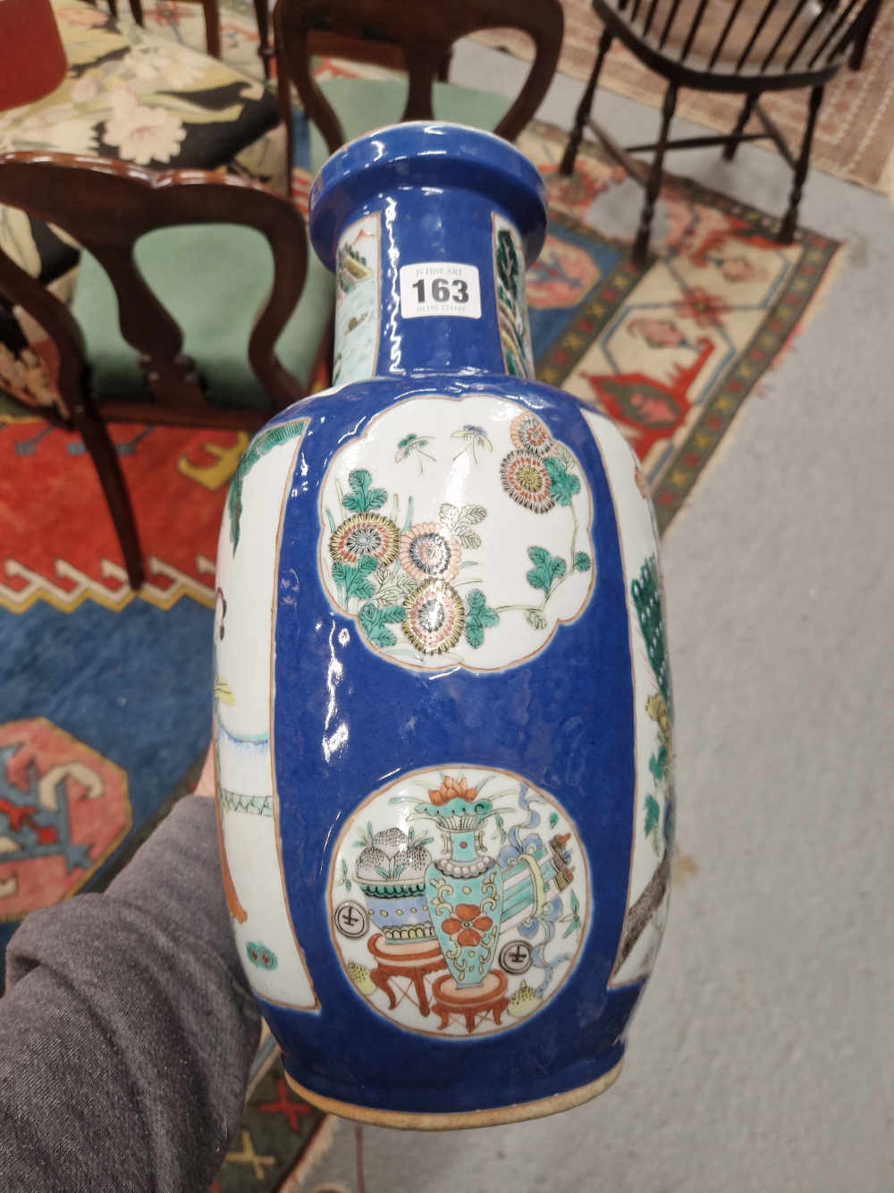 A CHINESE BLUE GROUND VASE PAINTED WITH A RESERVE OF THREE LADIES ON A TERRACE AND WITH GARDEN - Image 8 of 17