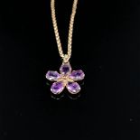 A VINTAGE AMETHYST FLORAL PENDANT SUSPENDED ON A 9ct HALLMARKED GOLD BELCHER CHAIN. THE PENDANT