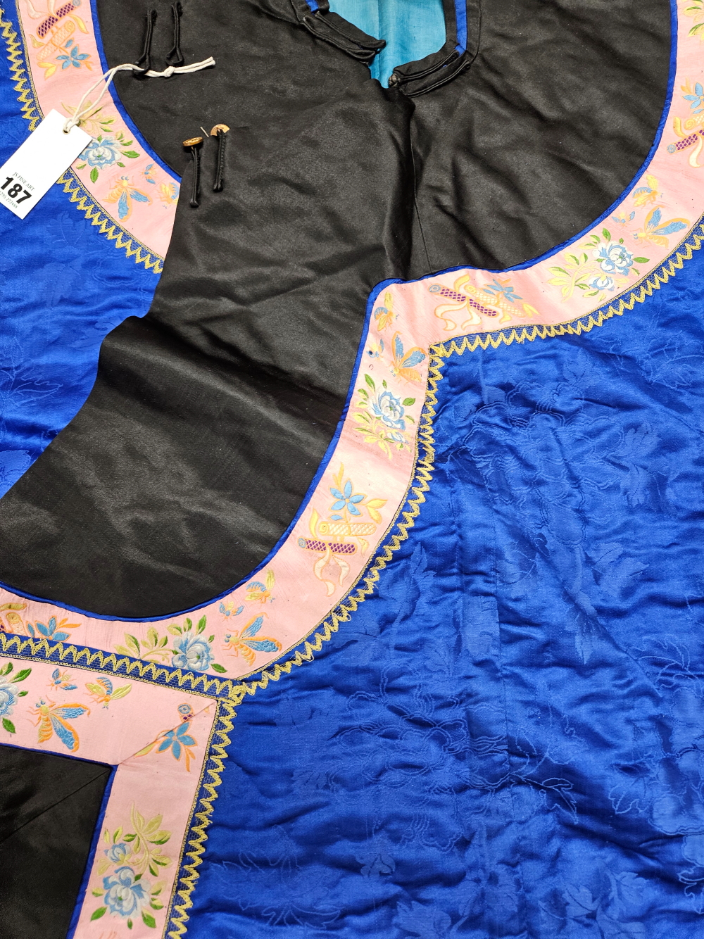 A CHINESE QUILTED DEEP BLUE AND BLACK SILK JACKET EDGED WITH A PINK GROUND FLORAL BAND - Image 10 of 27