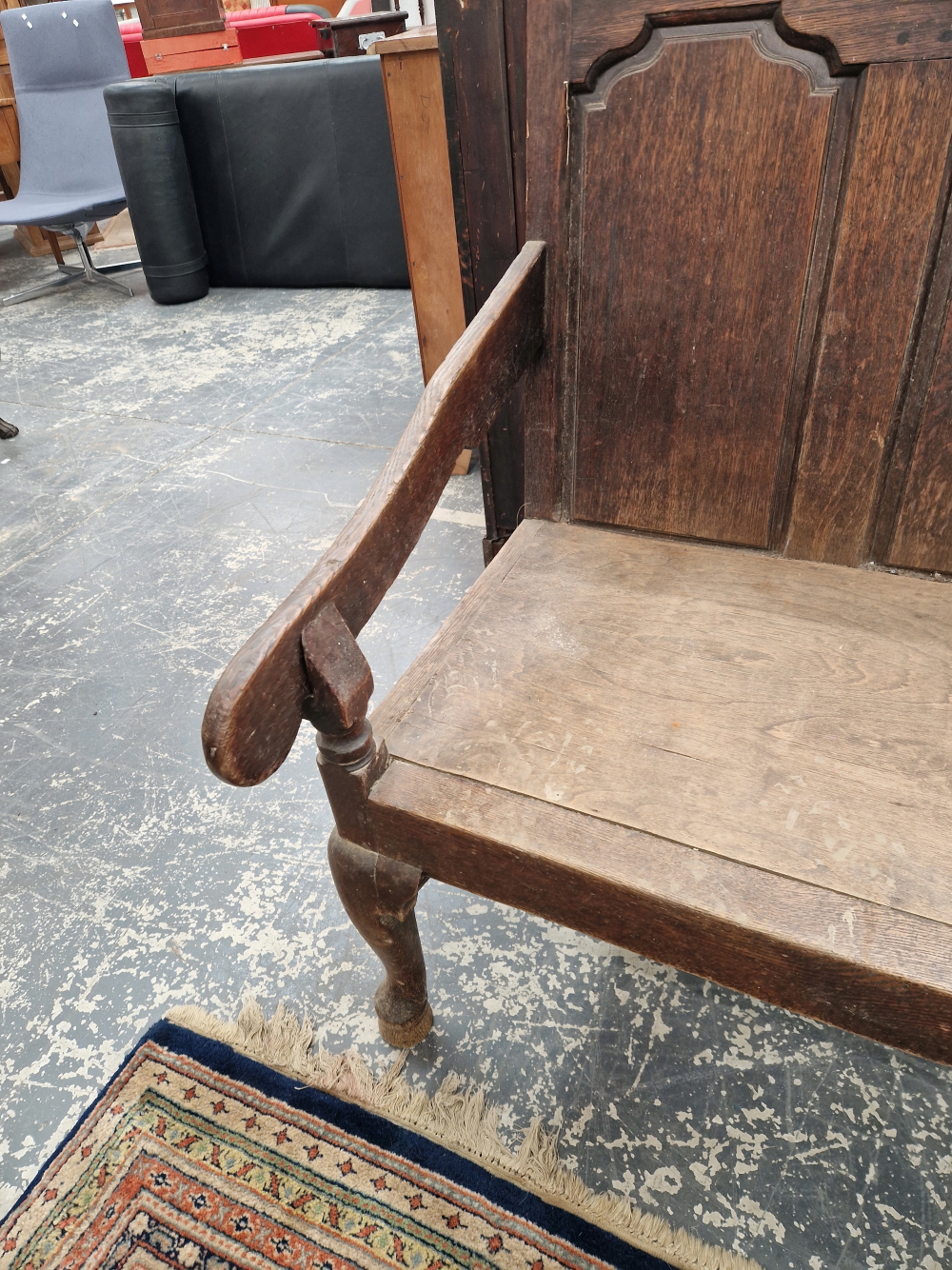 AN 18th C. OAK SETTLE WITH A FIVE PANEL BACK FLANKED BY ARMS ABOVE CABRIOLE FRONT LEGS ON PAD FEET - Image 2 of 7