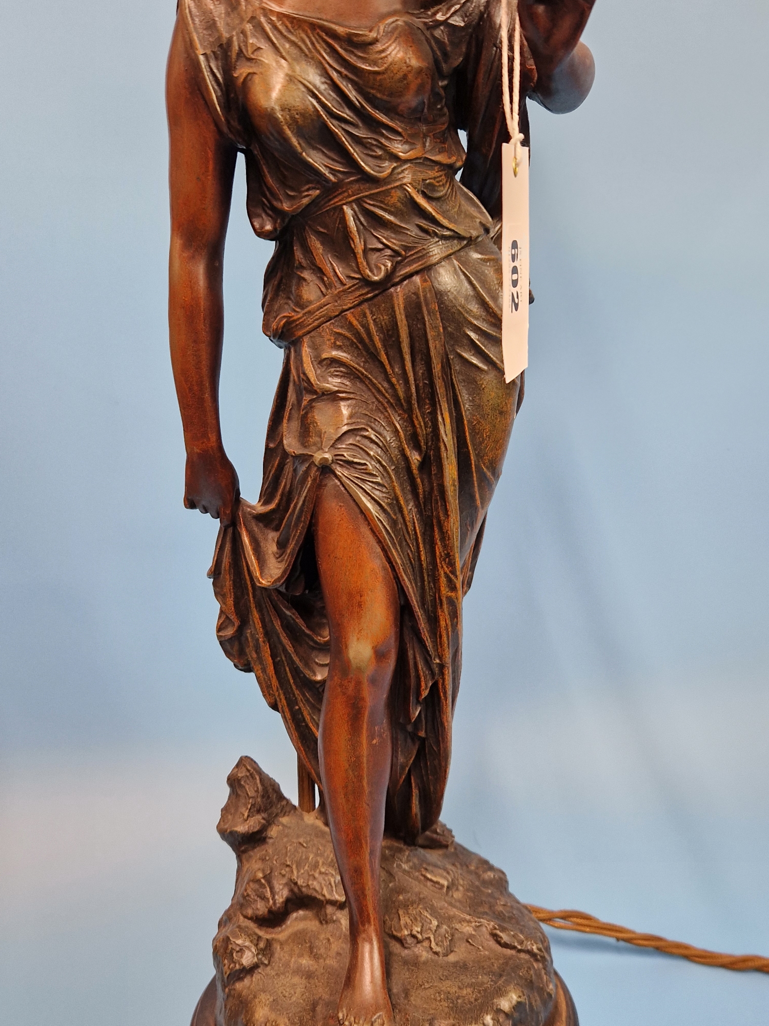A TABLE LAMP SUPPORTED BY THE SPELTER FIGURE OF A CLASSICAL LADY HOLDING A FLOWERING STEM TO HER - Image 4 of 5