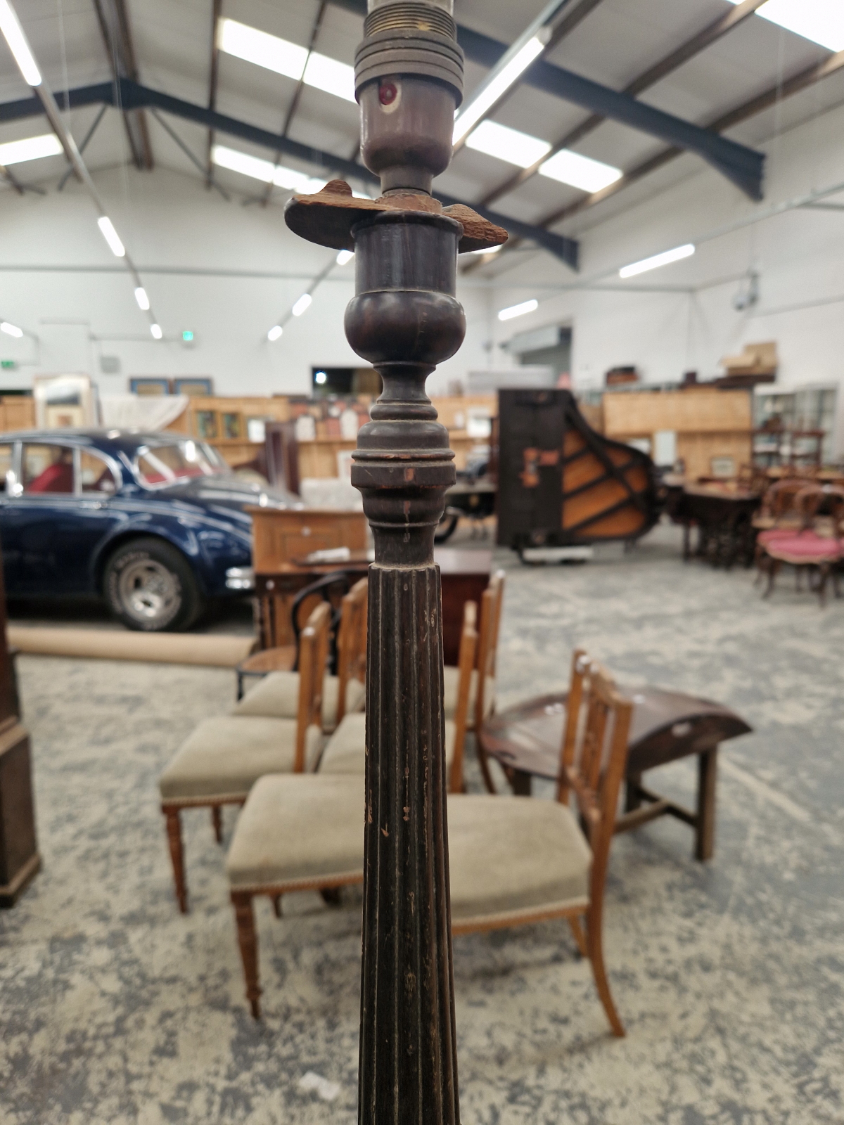 A PAIR OF MAHOGANY REEDED CANDLESTICK TABLE LAMPS - Image 6 of 7