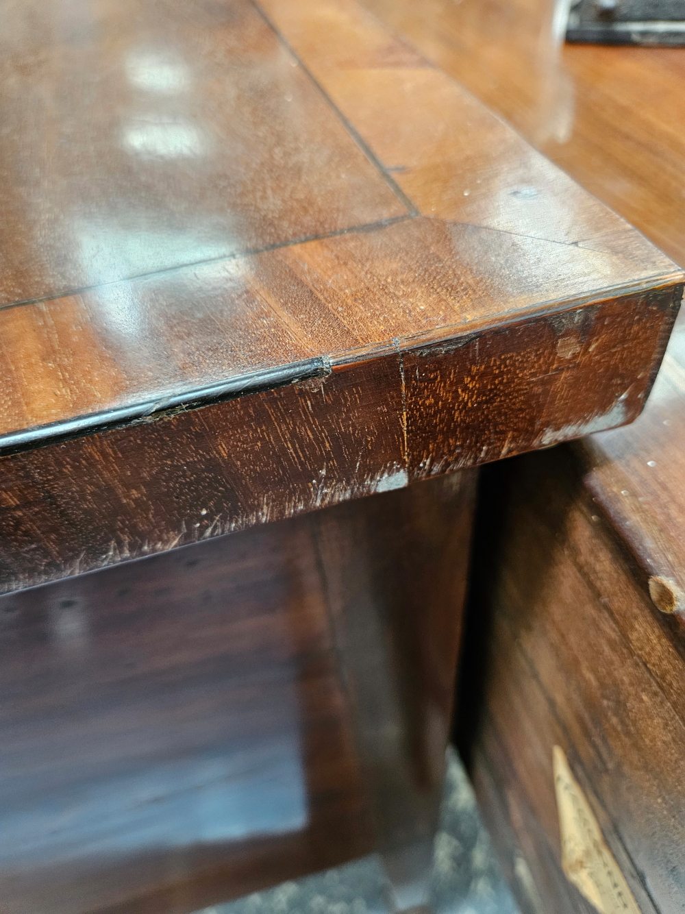 A 19TH CENTURY BOW FRONT SIDEBOARD WITH ARRANGEMENT OF DRAWERS STANDING ON SQUARE TAPERED LEGS - Image 7 of 11