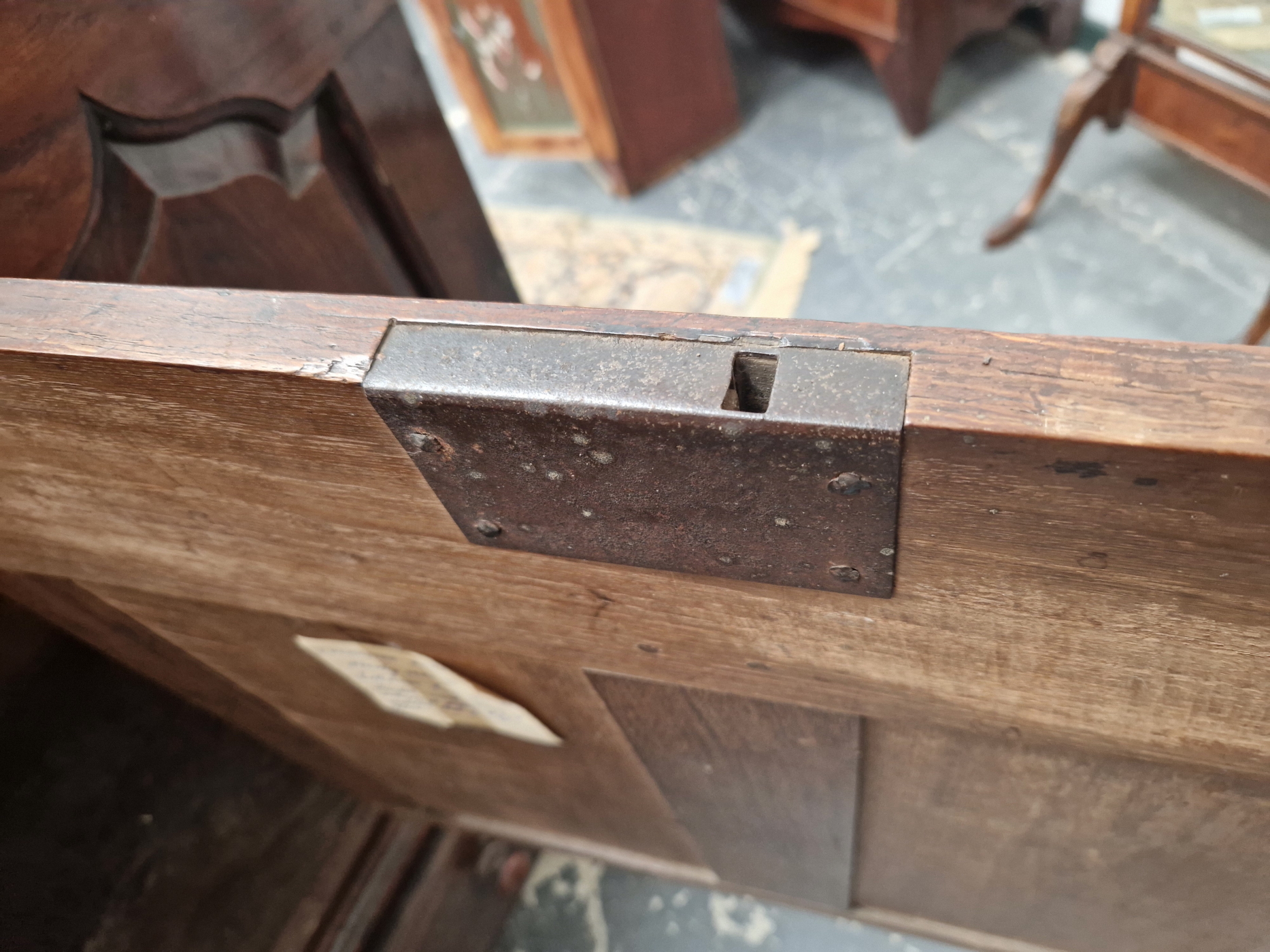 AN 18th C. OAK MULE CHEST WITH A FOUR PANELLED FRONT ABOVE THREE DRAWERS. W 143 x D 50 x H 111cms. - Image 4 of 7