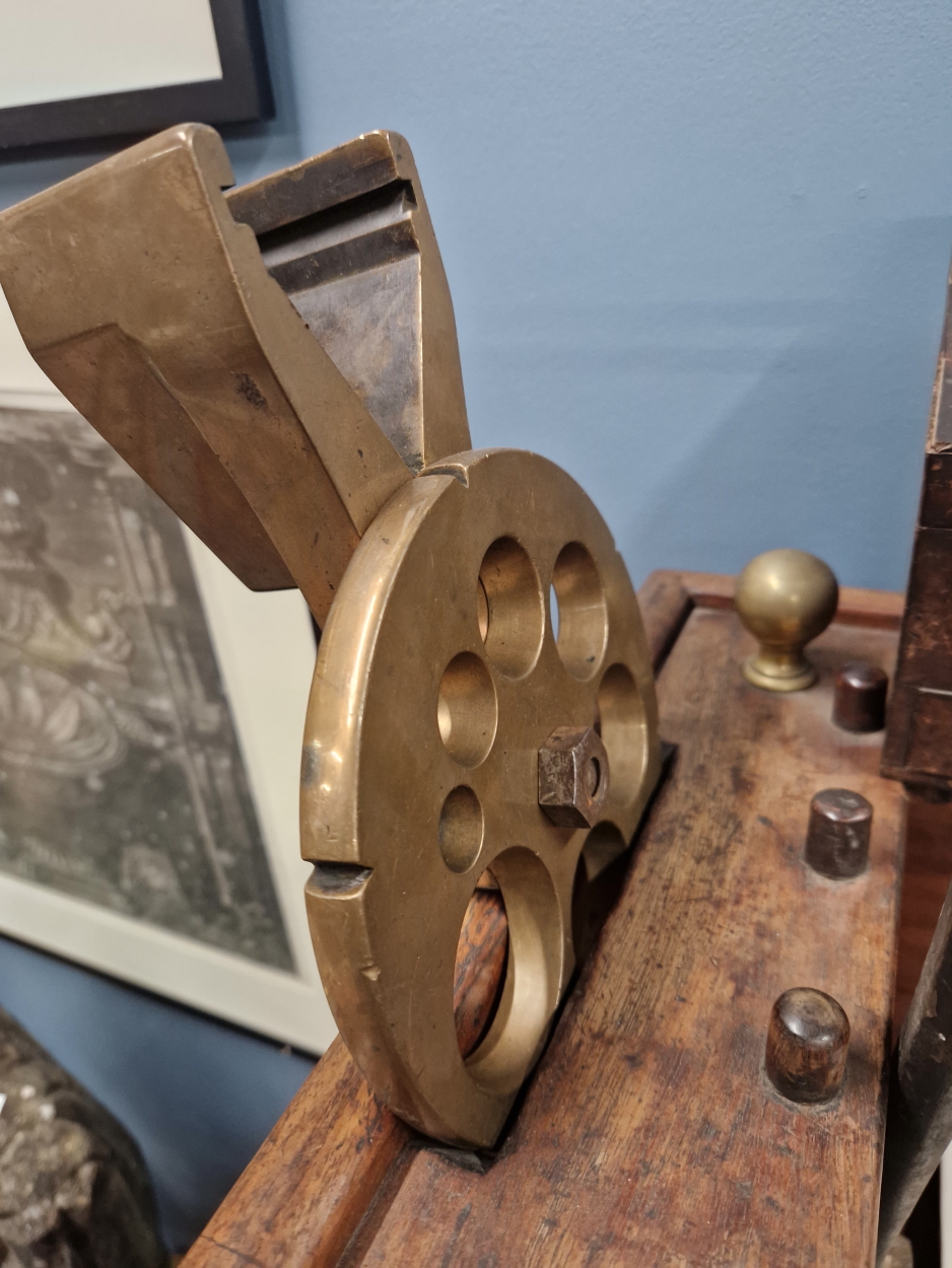 A RARE MID 19TH CENTURY BRASS AND IRON ORNAMENTAL TURNING LATHE SIGNED C. RICH, 44 DENMARK STREET - Image 12 of 77
