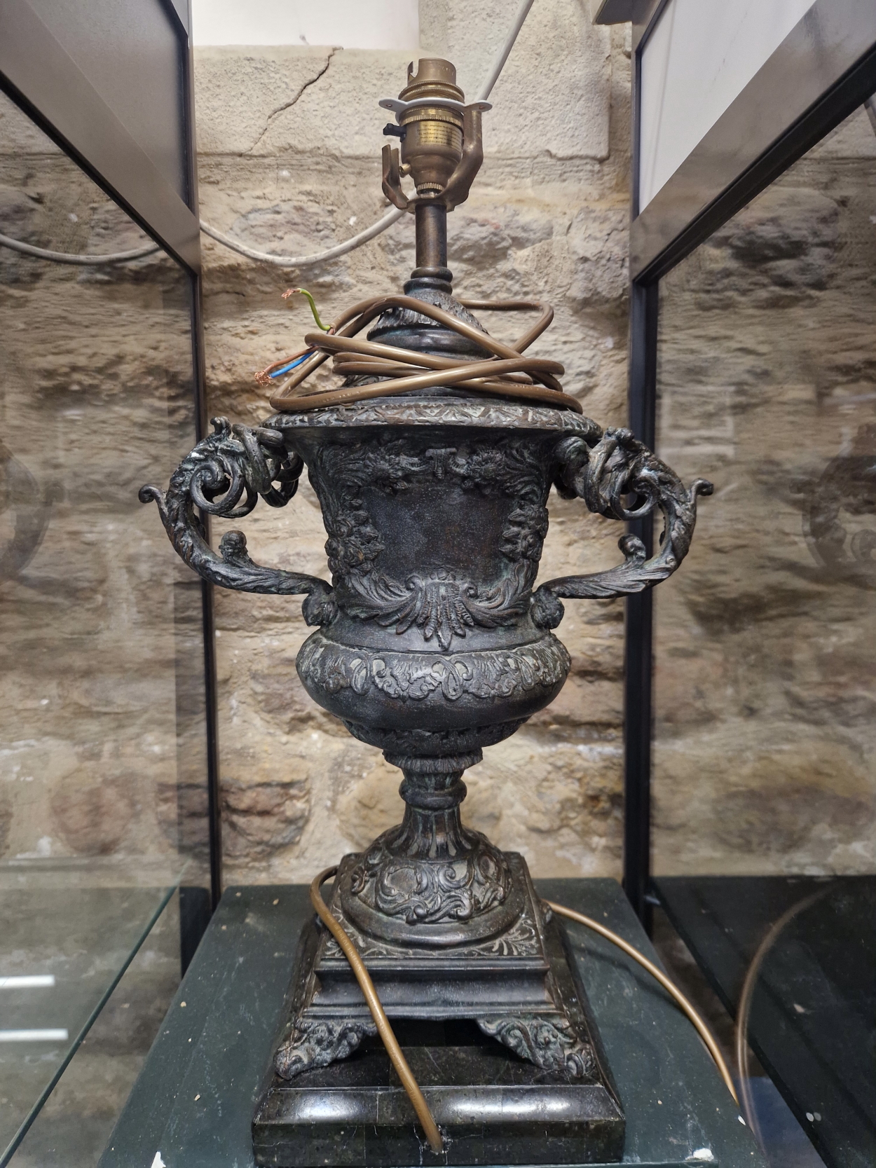 A PAIR OF BRONZE TWO HANDLED URN FORM TABLE LAMPS SUPPORTED ON SQUARE SERPENTINITE PLINTHS. H - Image 3 of 3