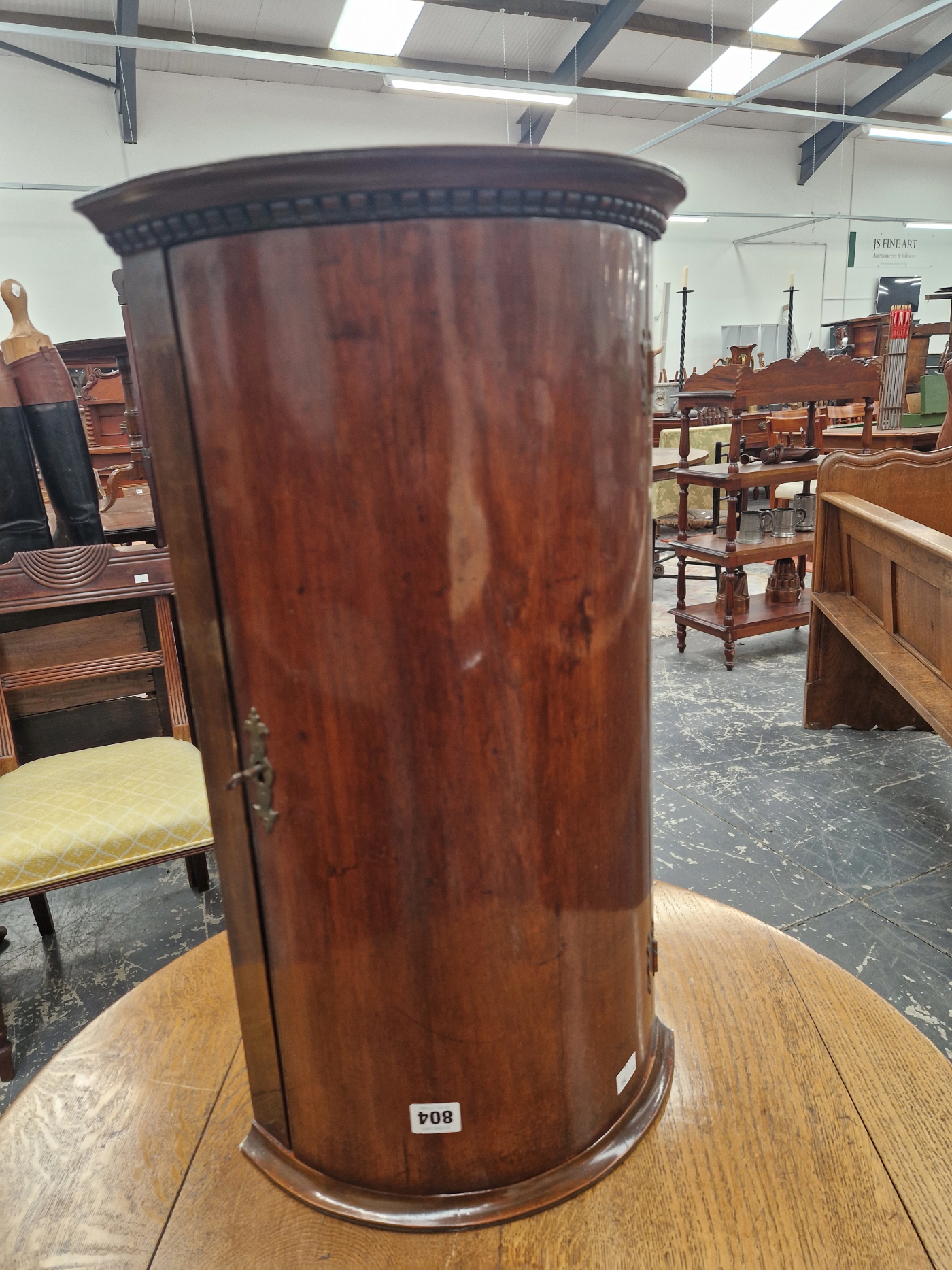 A MAHOGANY CORNER CUPBOARD WITH A QUARTER ROUND FRONTED DOOR - Image 3 of 3