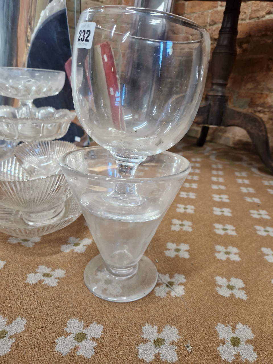 SIX CLEAR GLASS FOOTED BOWLS TOGETHER WITH A CUT GLASS OVAL BOWL AND STAND WITH FAN SHAPED HANDLES - Image 2 of 5