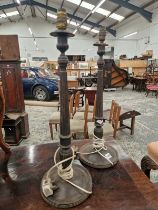 A PAIR OF MAHOGANY REEDED CANDLESTICK TABLE LAMPS