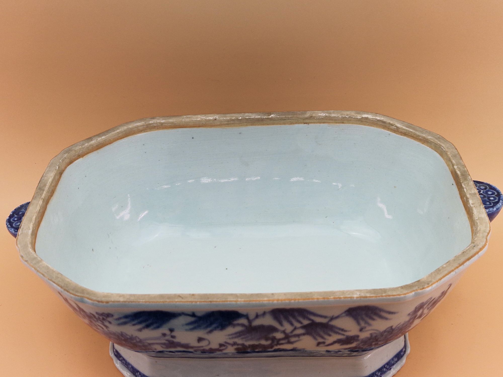 AN 18th C. CHINESE BLUE AND WHITE SOUP TUREEN AND COVER PAINTED ON EACH SIDE OF THE LOTUS SEED POD - Image 6 of 8