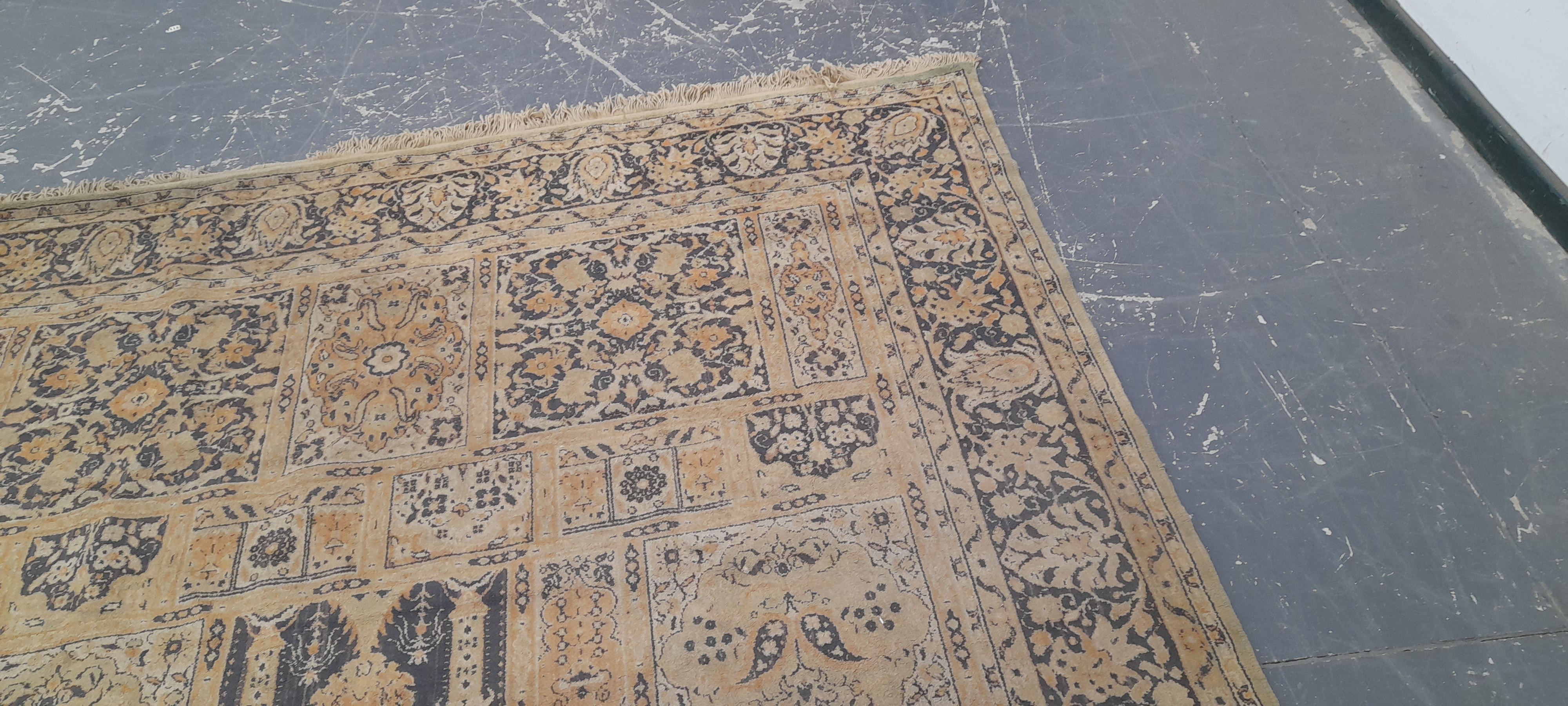 A MACHINE MADE CARPET OF PERSIAN GARDEN DESIGN. 394 x 301 cm. - Image 4 of 7