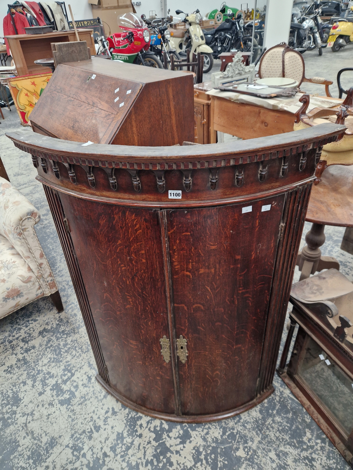 A LARGE GEORGE III OAK TWO DOOR BOW FRONT CORNER CABINET. - Image 2 of 8