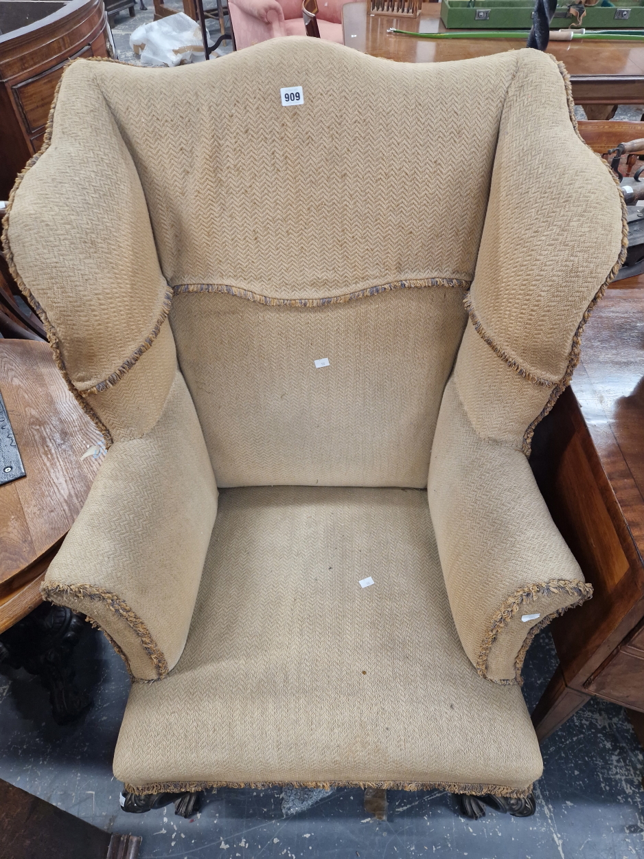 AN ANTIQUE MAHOGANY WING BACK ARMCHAIR, THE CABRIOLE FRONT LEGS ON PAW FEET - Image 5 of 5