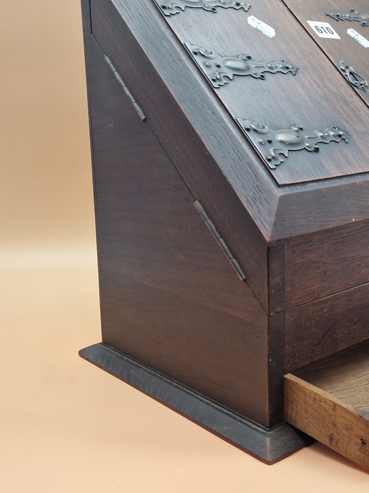 A COPPER MOUNTED OAK STATIONARY BOX, THE CENTRALLY SPLIT SLOPING DOORS ABOVE A SHALLOW DRAWER. W - Image 6 of 7
