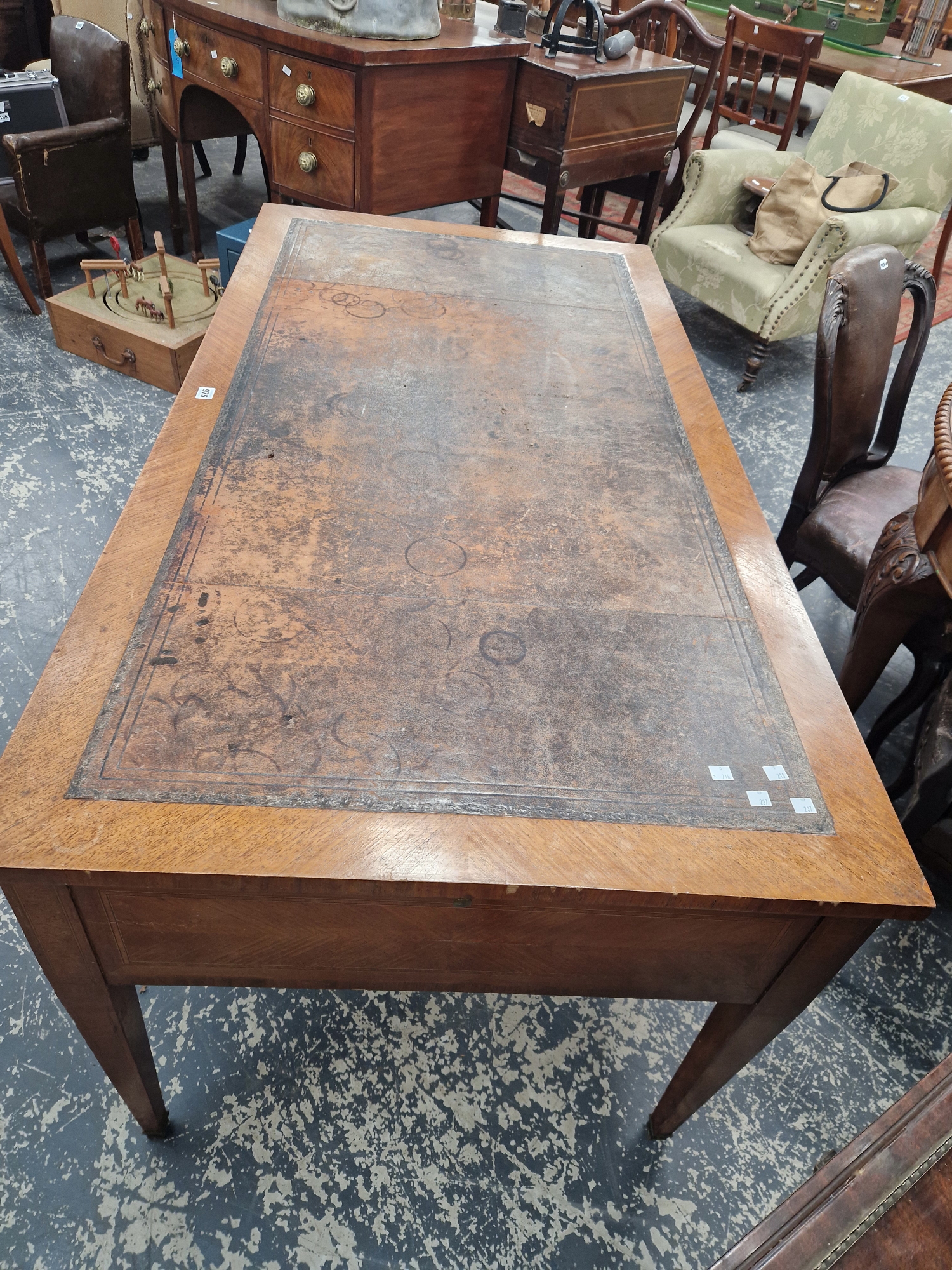 A LATE 19th/EARLY 20th C. FRENCH ROSEWOOD WRITING TABLE, THE LEATHER INSET TOP ABOVE FIVE BANDED - Image 4 of 9